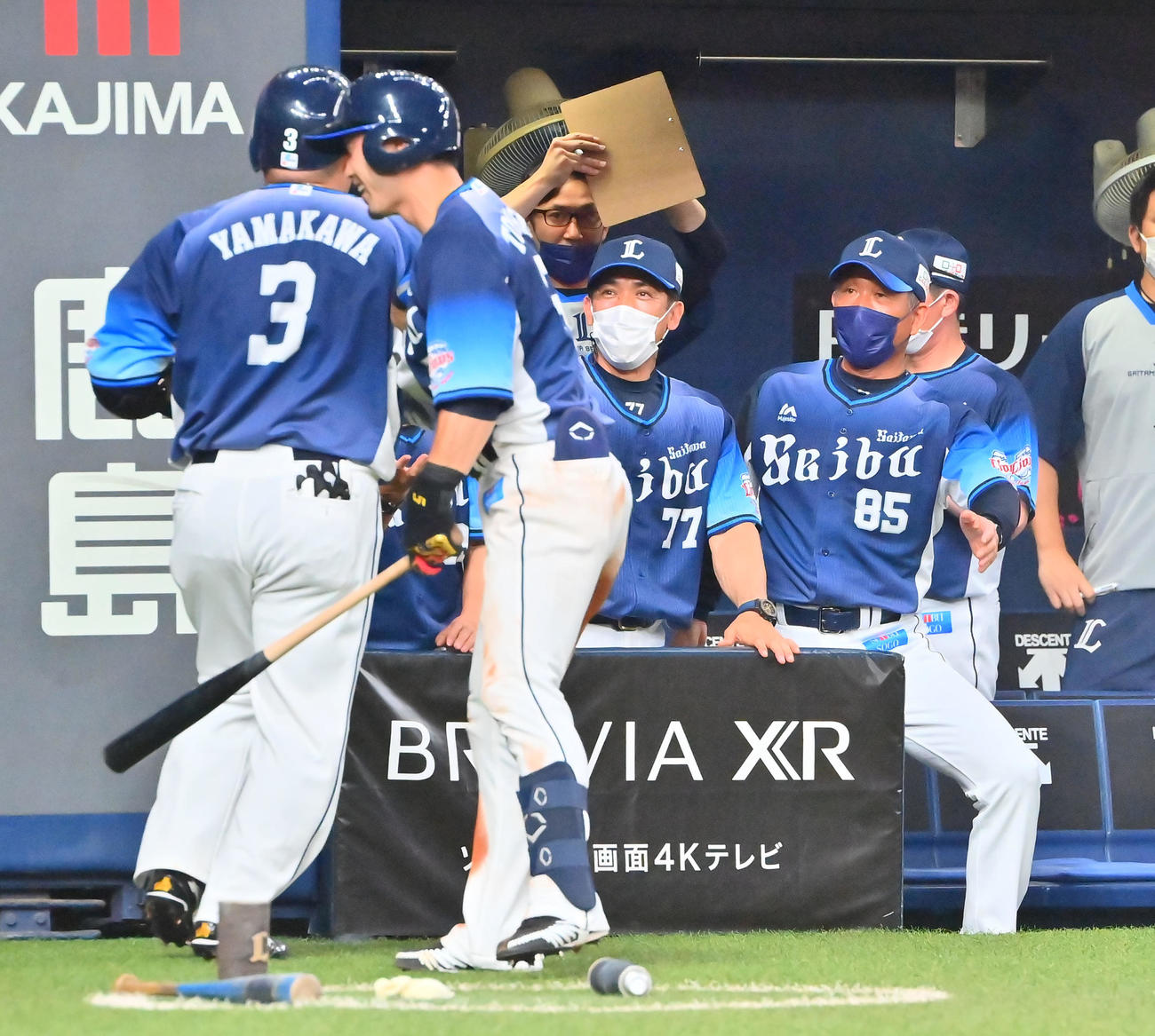オリックス対西武　6回表西武無死、左越えに勝ち越し本塁打を放った山川を迎える西武辻監督（撮影・和賀正仁）