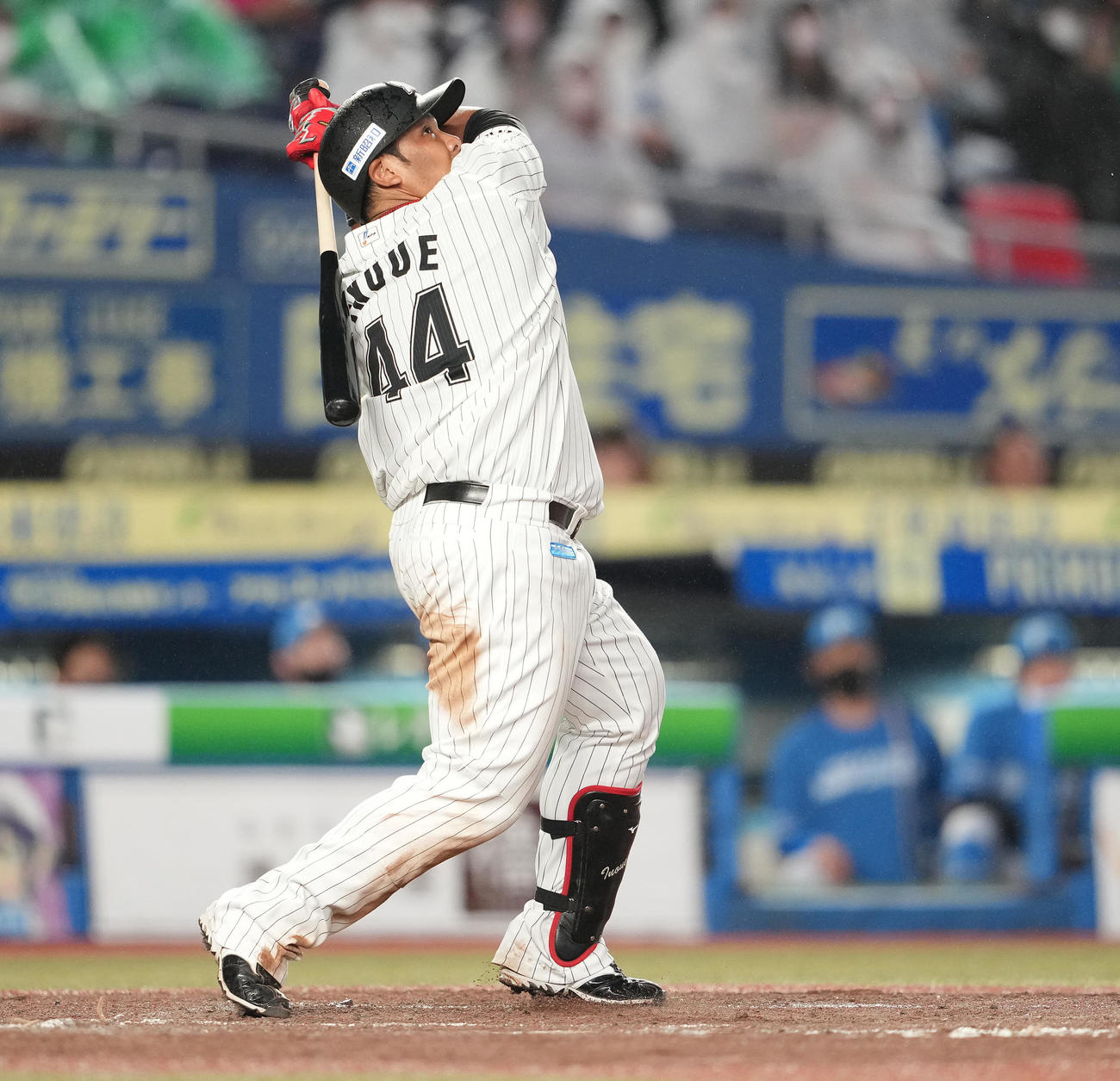 ロッテ対日本ハム　4回裏ロッテ無死二、三塁、右犠飛を放つ井上（撮影・鈴木みどり）