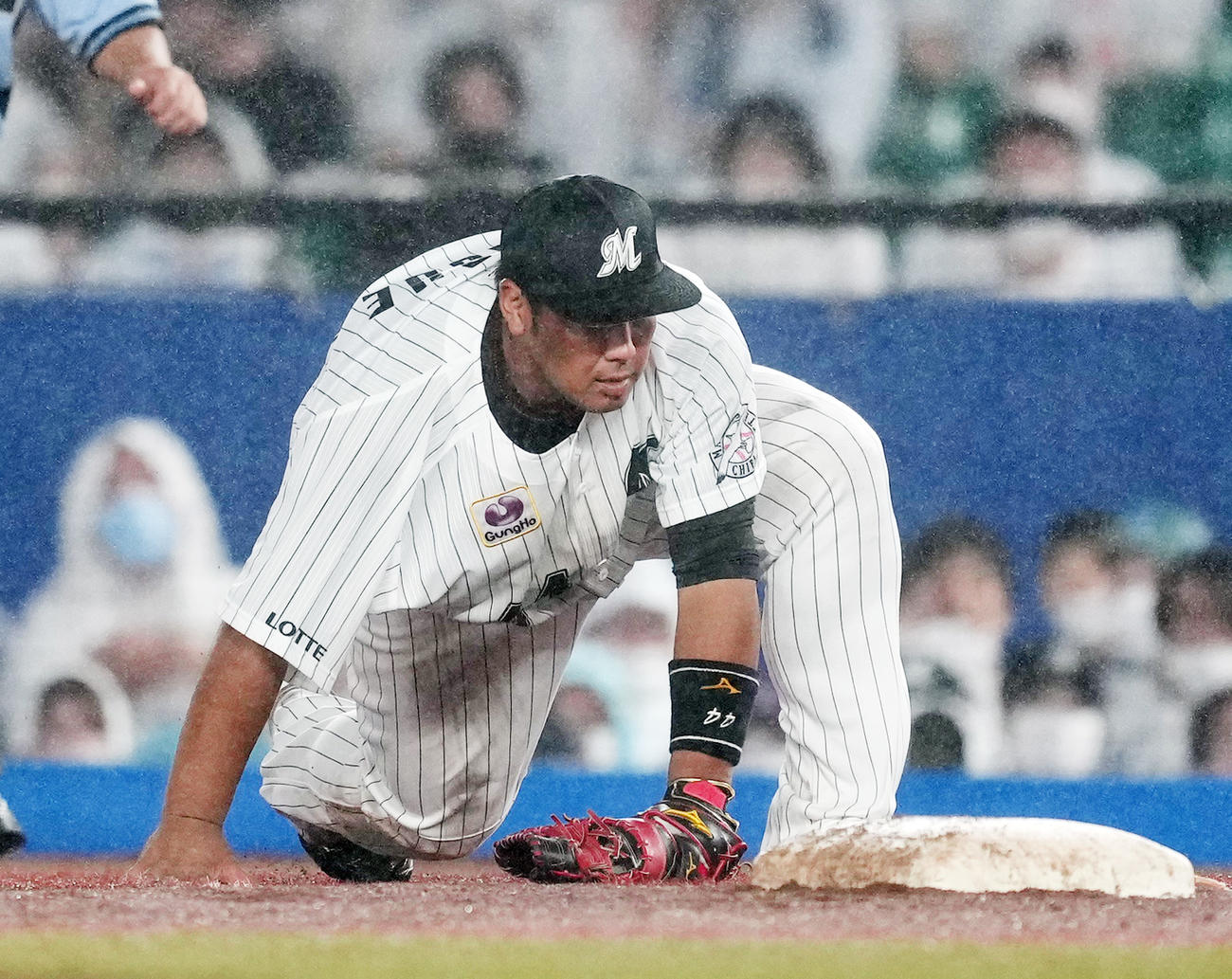 ロッテ対日本ハム　6回表日本ハム2死三塁、石井の一ゴロを好捕する井上（撮影・菅敏）