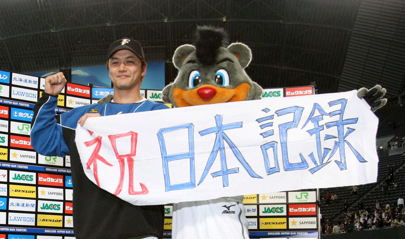 ヒーローインタビューで7試合連続二塁打の日本新記録を祝う金子誠