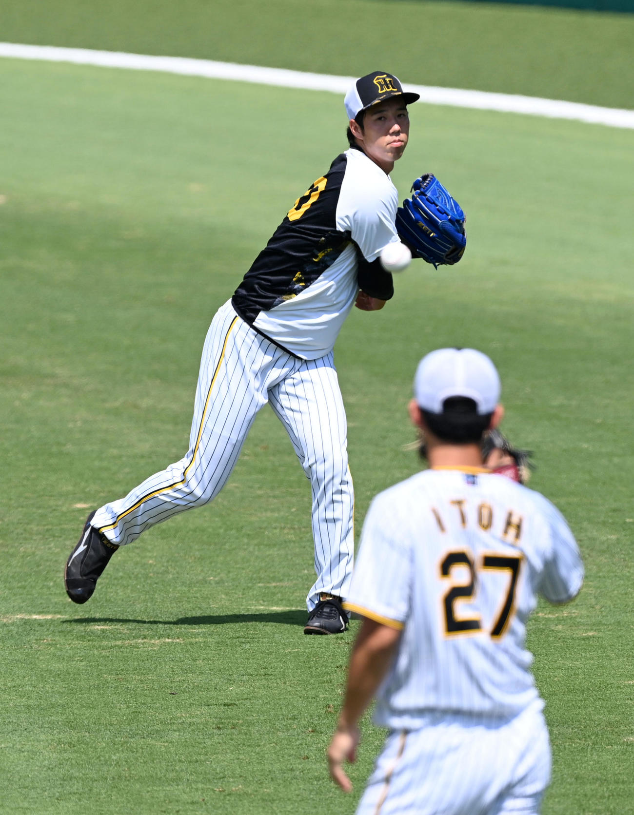 阪神伊藤将司とキャッチボールを行う青柳晃洋（撮影・前岡正明）