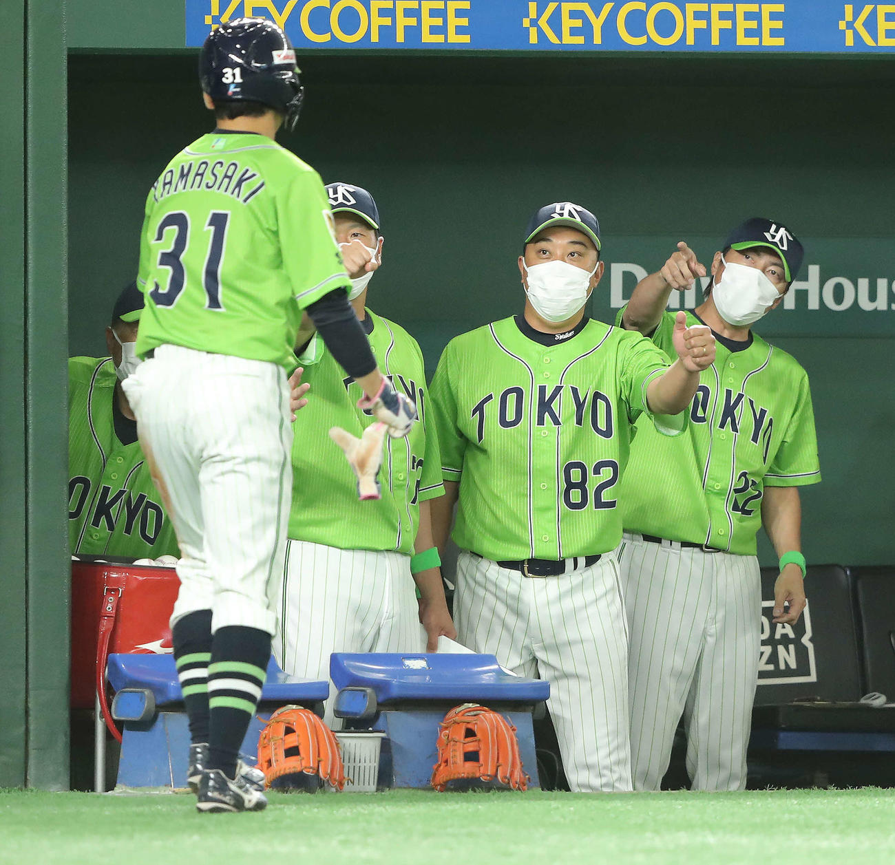 巨人対ヤクルト　1回表ヤクルト1死一塁、山田の先制適時二塁打で生還する山崎（左）を迎える高津監督（右）（撮影・河田真司）