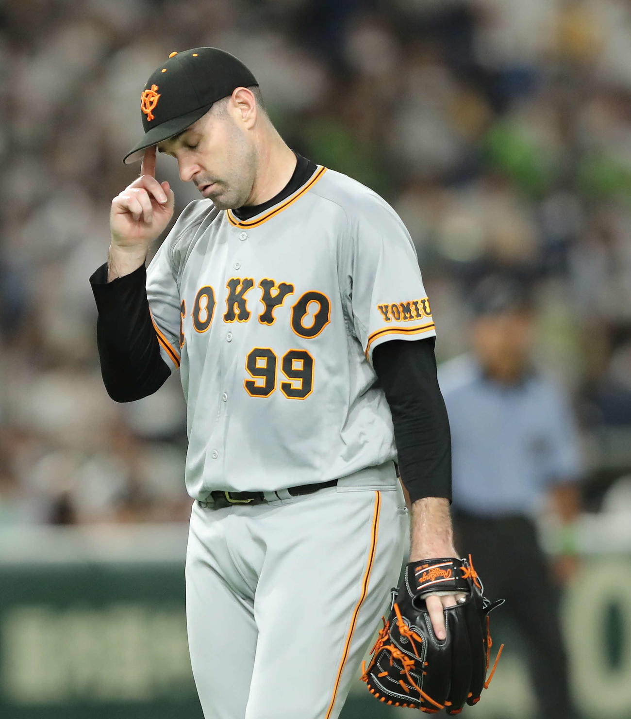 巨人対ヤクルト　1回表に5失点し、浮かない表情のシューメーカー（撮影・河田真司）