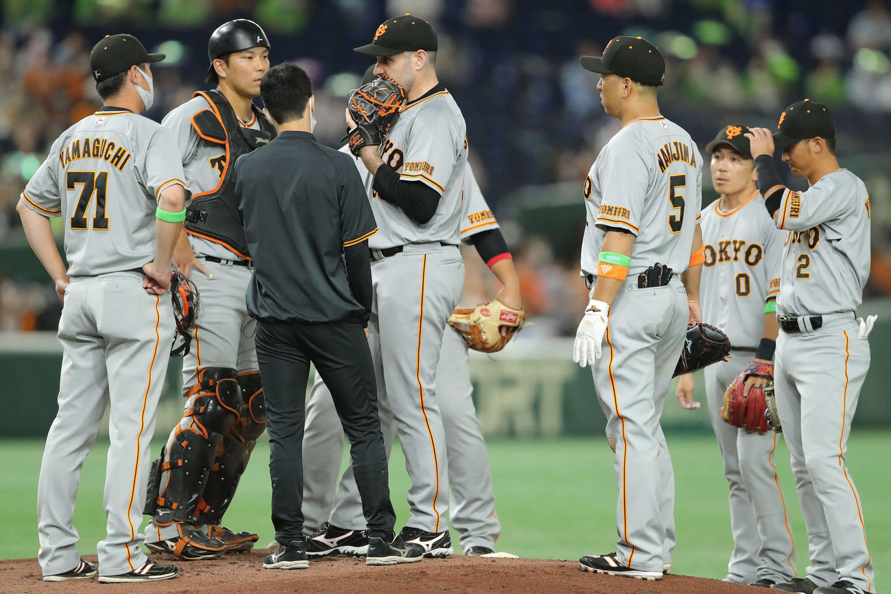 巨人対ヤクルト　1回表ヤクルト1死一、三塁、マウンドに集まる巨人ナイン（撮影・河田真司）