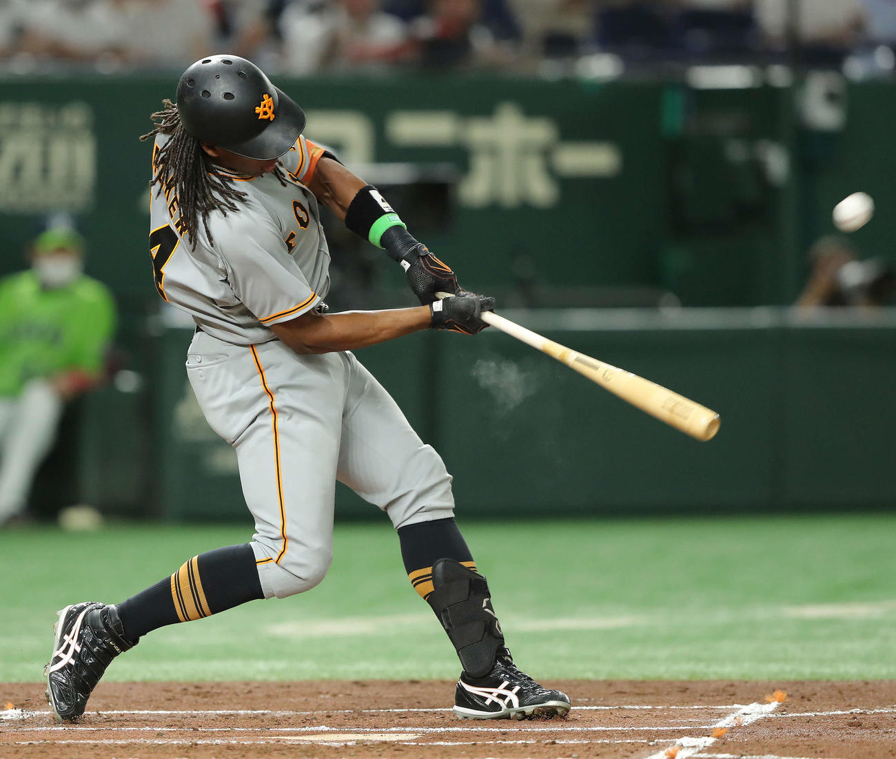 巨人対ヤクルト　1回裏巨人1死、左越えソロ本塁打を放つウォーカー（撮影・河田真司）