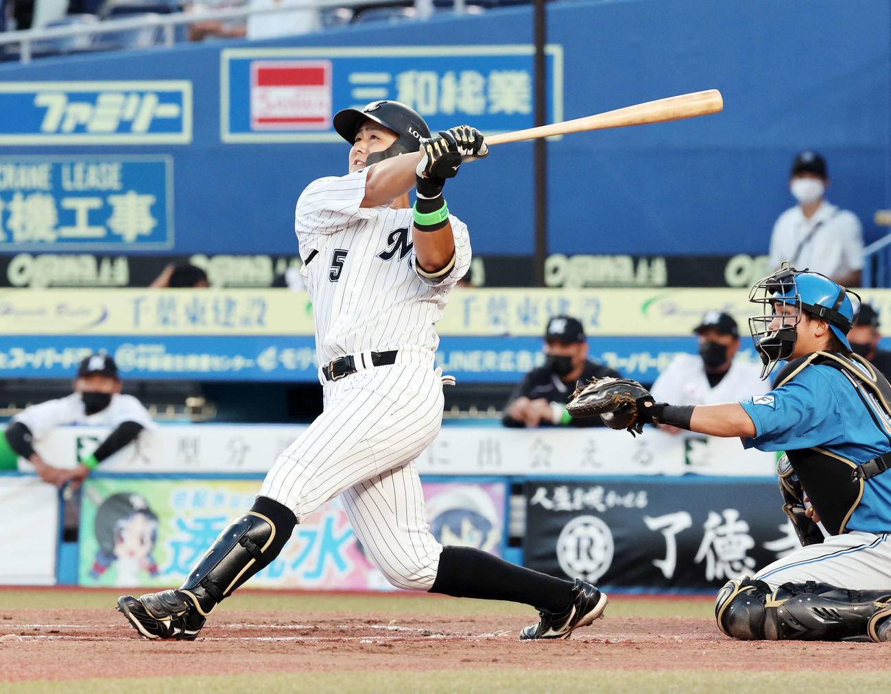 ロッテ対日本ハム　2回裏ロッテ1死、山口は左越えソロ本塁打を放つ（撮影・浅見桂子）