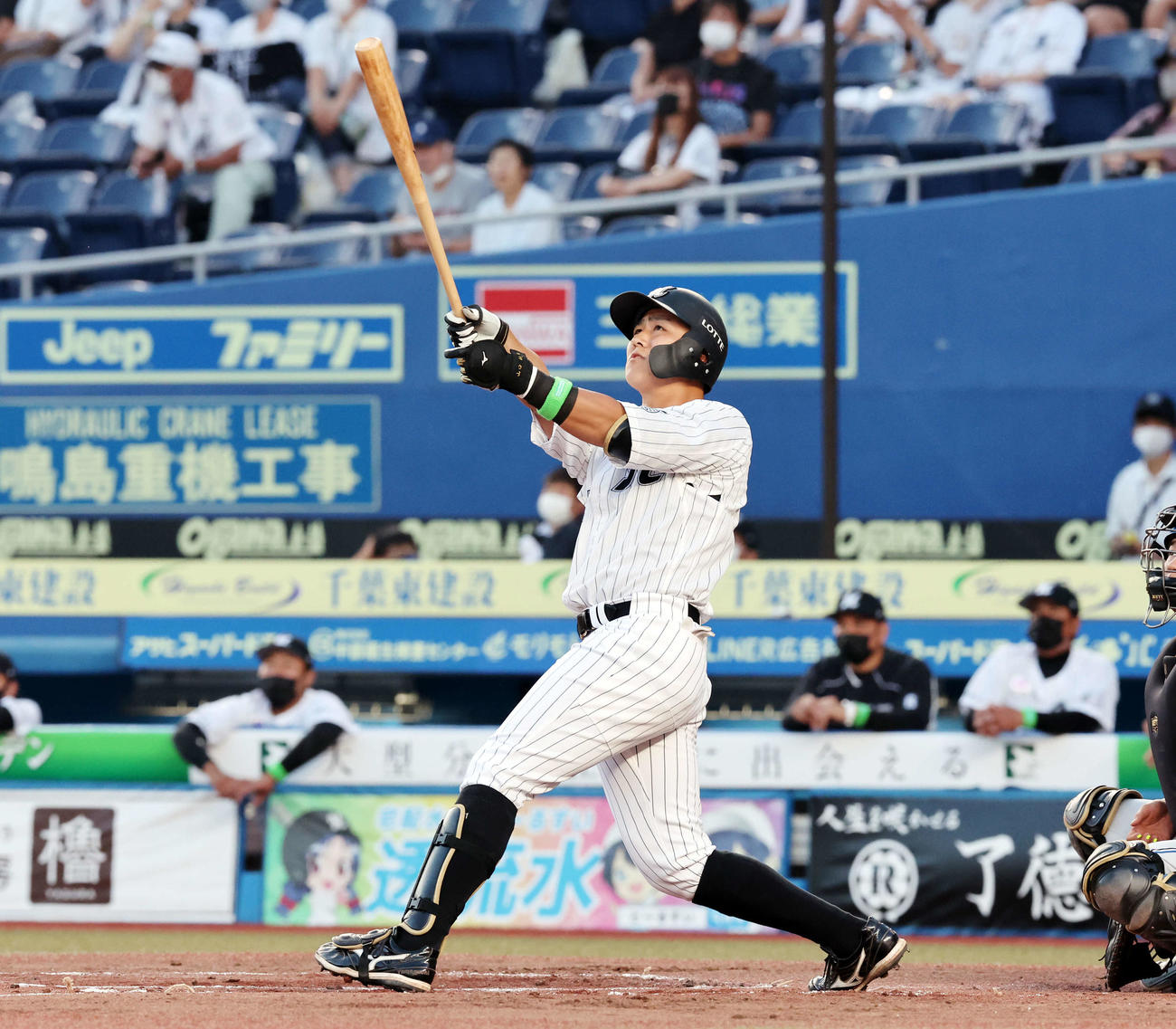 ロッテ対日本ハム　2回裏ロッテ1死、山口は左越えソロ本塁打を放つ（撮影・浅見桂子）