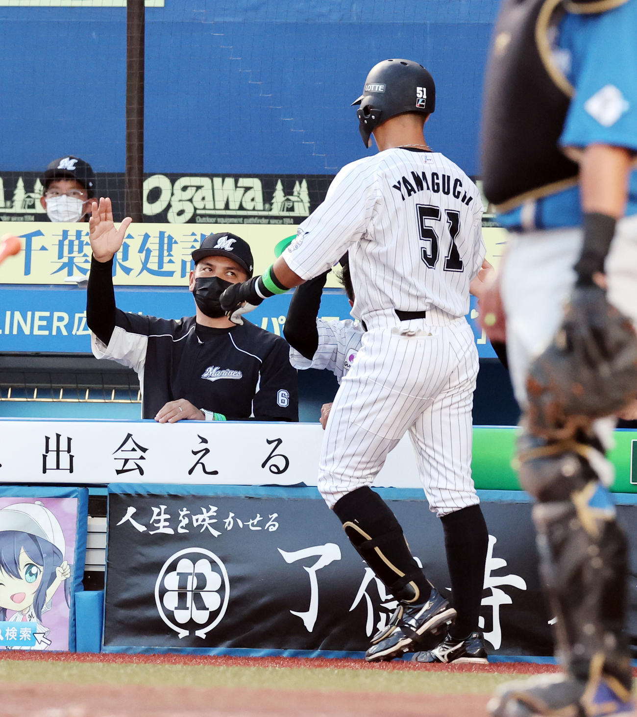 ロッテ対日本ハム　2回裏ロッテ1死、山口が左越えソロ本塁打を放ち、ハイタッチで迎える井口監督（撮影・浅見桂子）