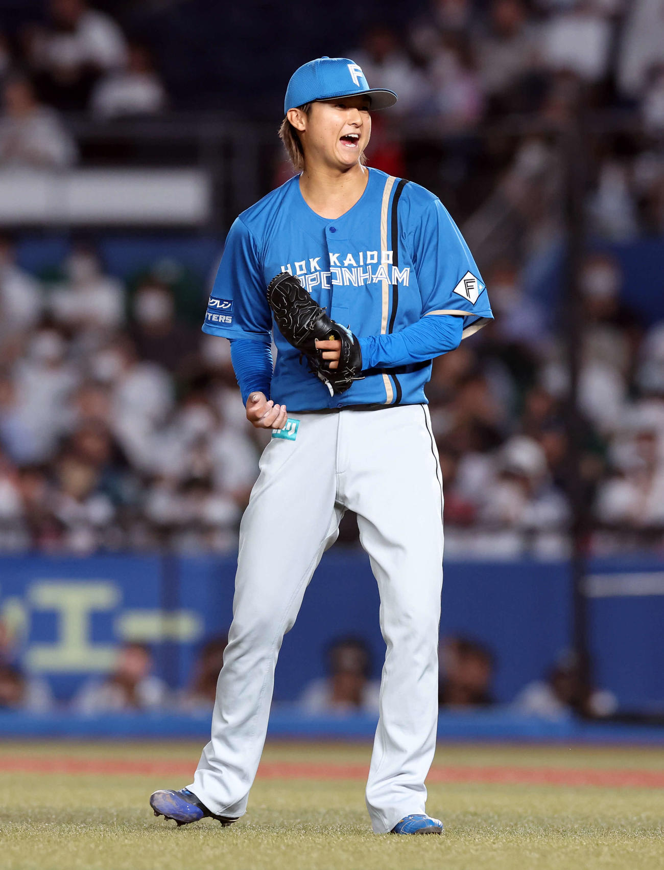 ロッテ対日本ハム　4回裏ロッテ1死一塁、佐藤都を併殺に仕留めた田中は笑顔で雄たけびを上げる（撮影・浅見桂子）