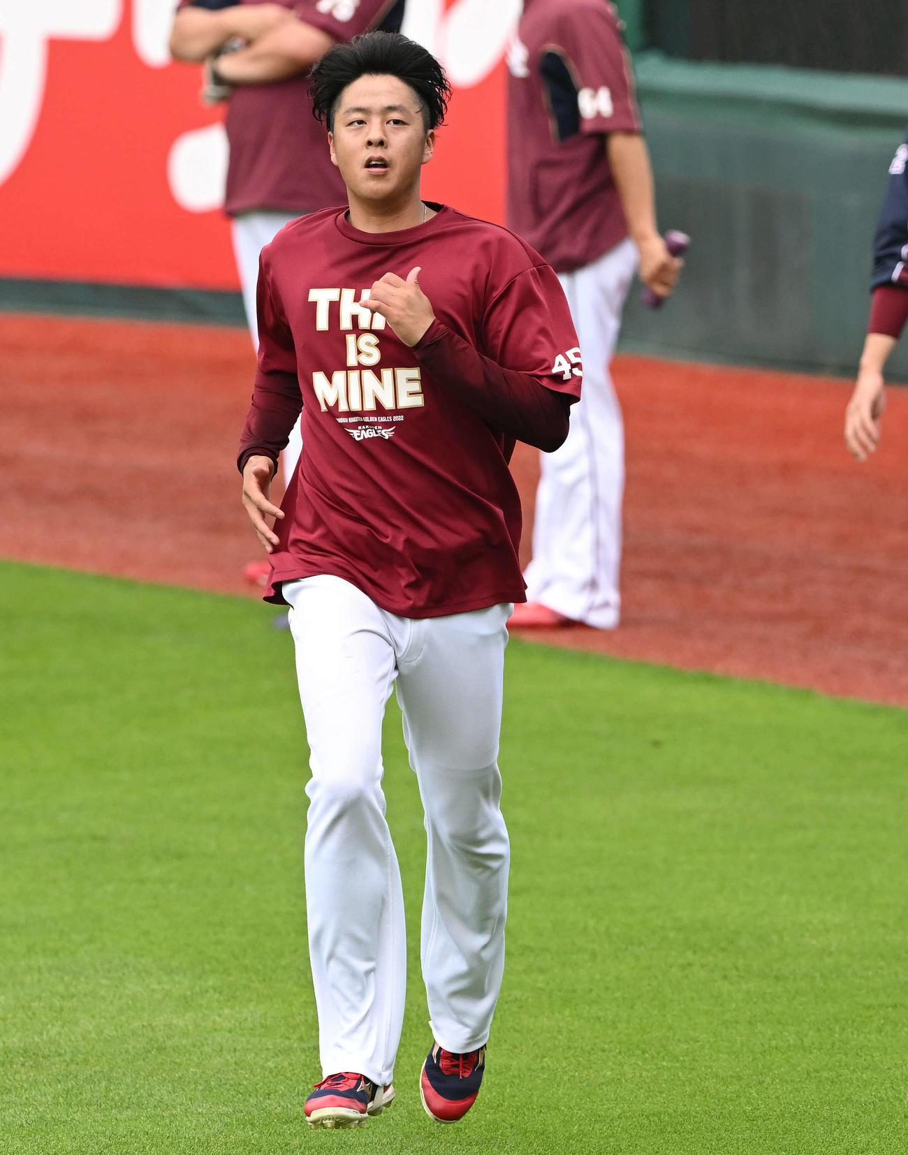 試合前練習で調整する楽天松井友飛（撮影・滝沢徹郎）