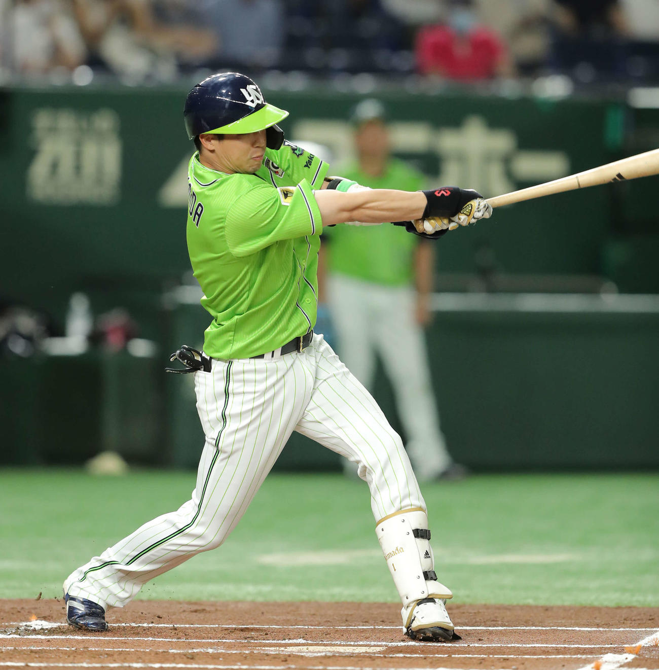 巨人対ヤクルト　1回表ヤクルト1死一塁、右翼線に先制適時二塁打を放つ山田（撮影・河田真司）