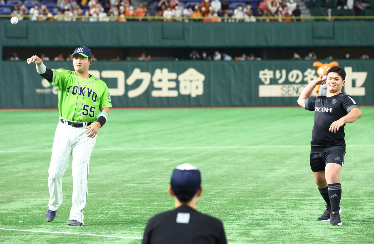 巨人対ヤクルト　始球式に臨むヤクルト村上（左）とリコーブラックラムズ東京武井