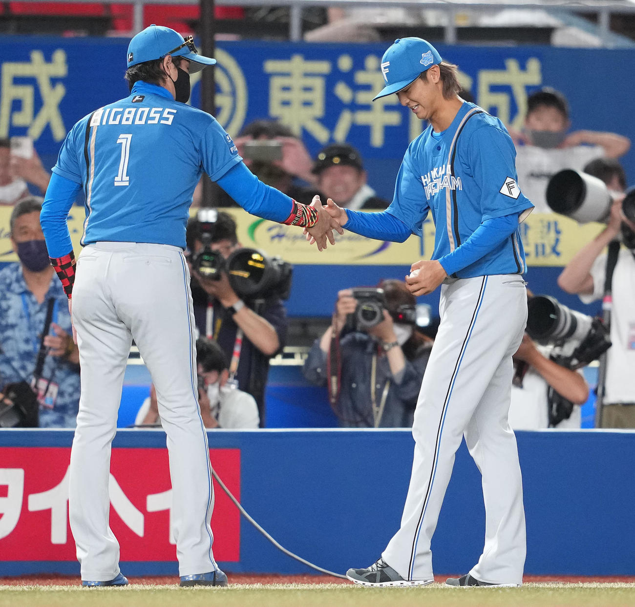 ロッテ対日本ハム　プロ初勝利の日本ハム田中（右）は新庄監督と握手（撮影・鈴木みどり）