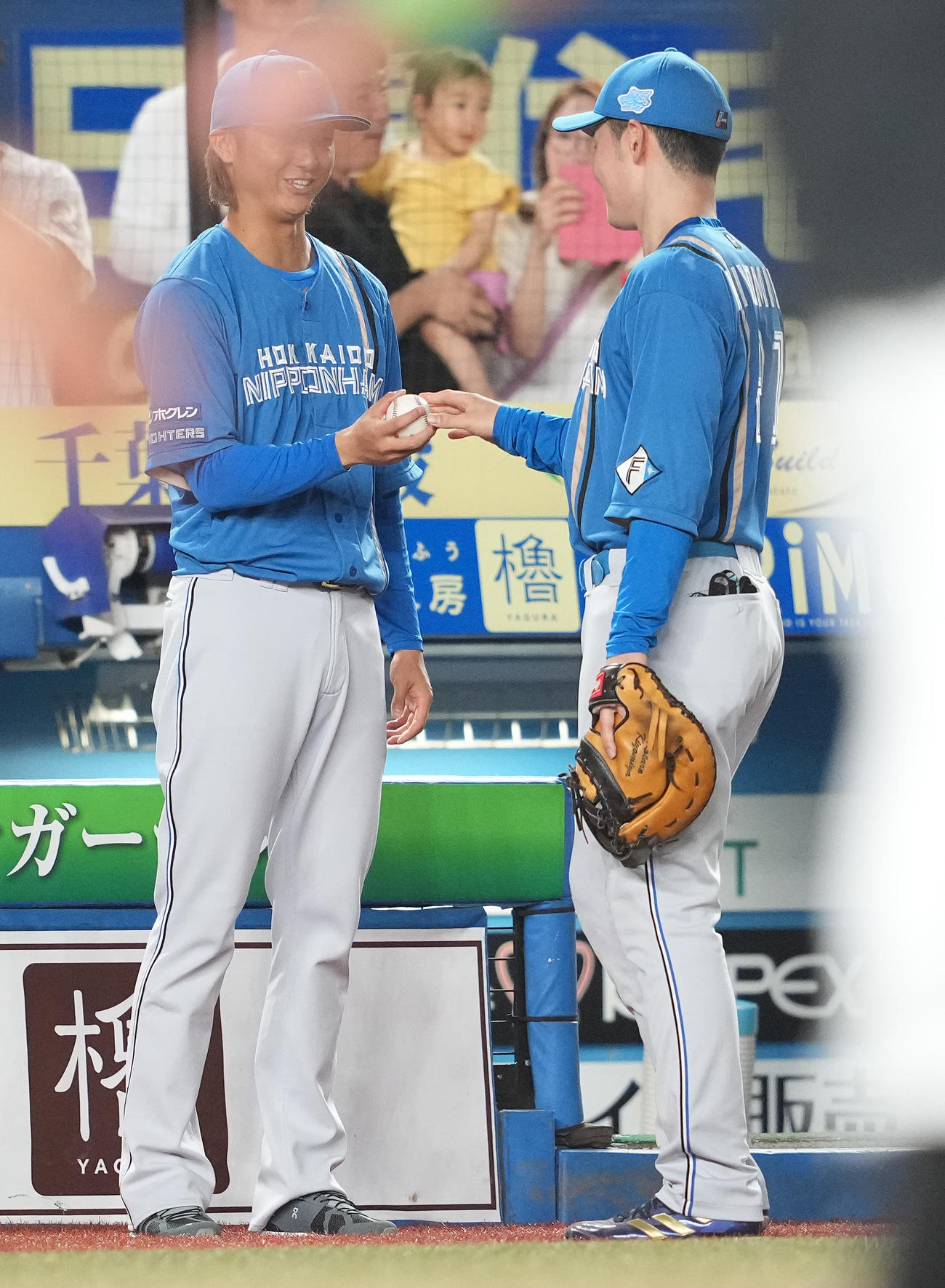 ロッテ対日本ハム　プロ初勝利の日本ハム田中（左）は清宮からウイニングボールを受け取る（撮影・鈴木みどり）