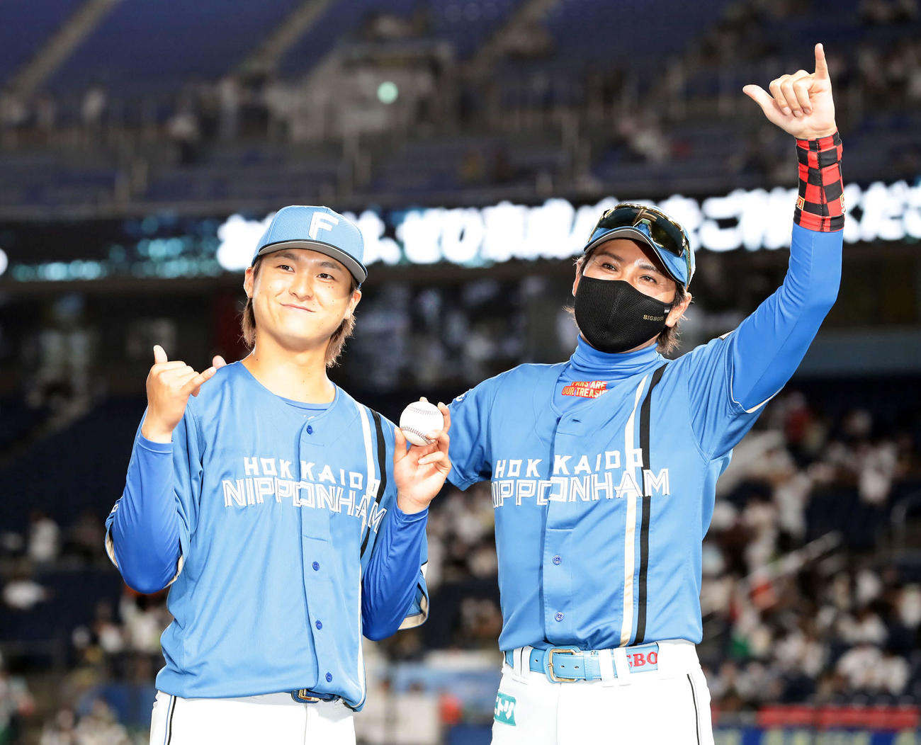 ロッテ対日本ハム　プロ初勝利の日本ハム田中（左）はウイニングボールを手に新庄監督と笑顔でポーズ（撮影・浅見桂子）