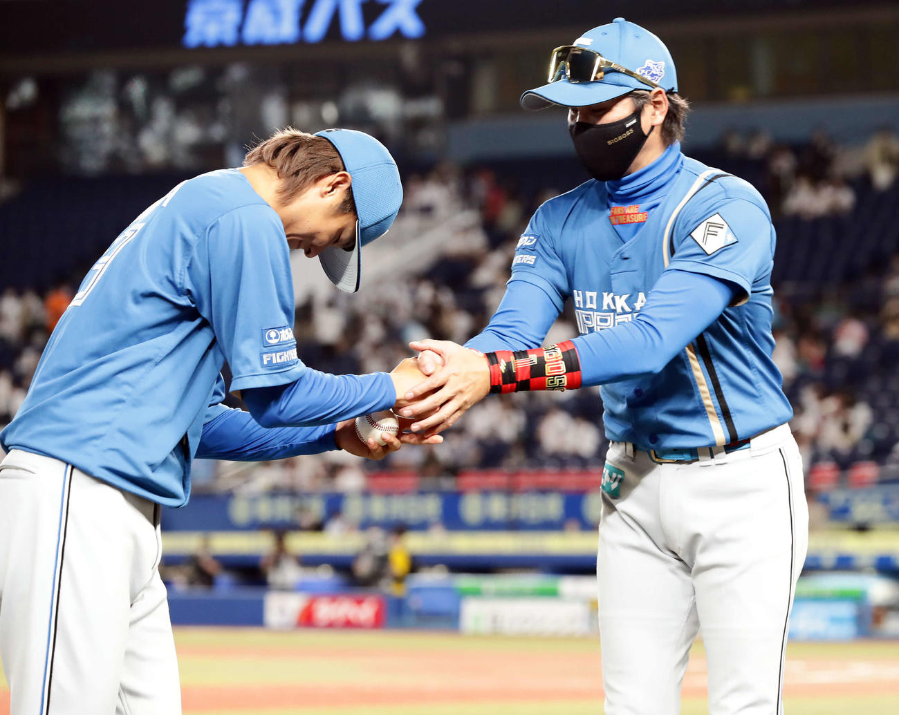 ロッテ対日本ハム　プロ初勝利の日本ハム田中（左）は新庄監督とがっちりと握手する（撮影・浅見桂子）