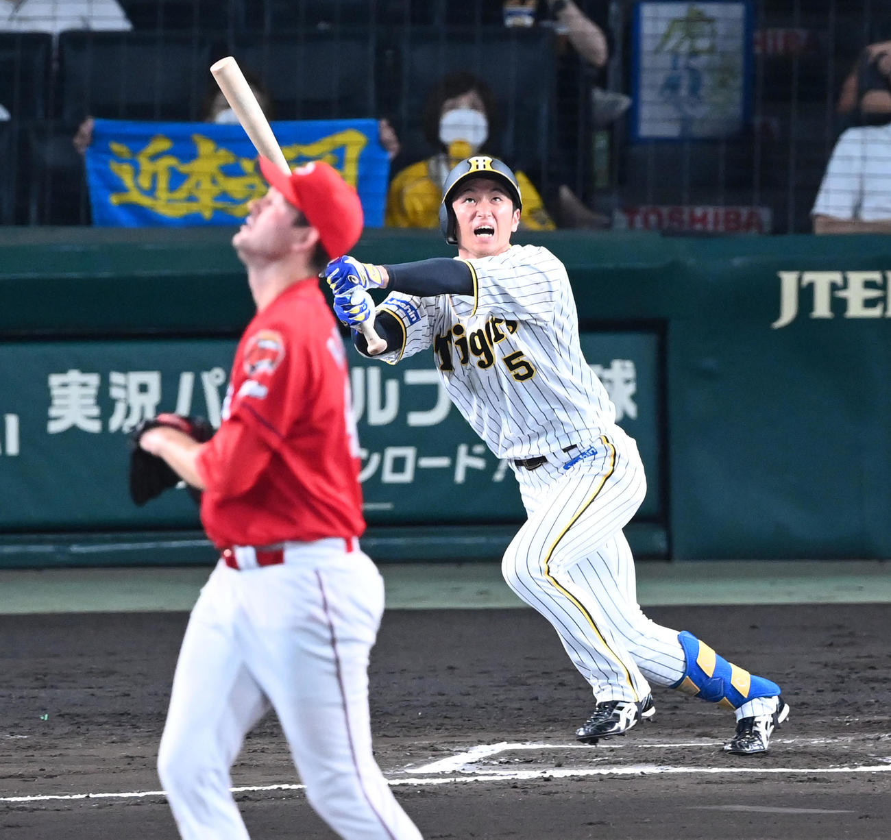 阪神対広島　6回裏阪神1死、近本は中飛に倒れる。投手アンダーソン（撮影・前岡正明）