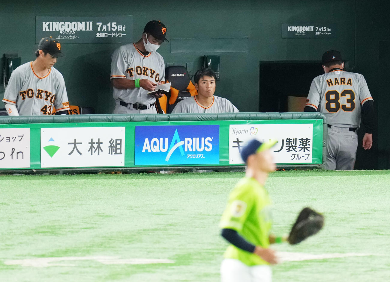 巨人対ヤクルト　ヤクルトに敗れ引き揚げる巨人原監督（右）（撮影・横山健太）