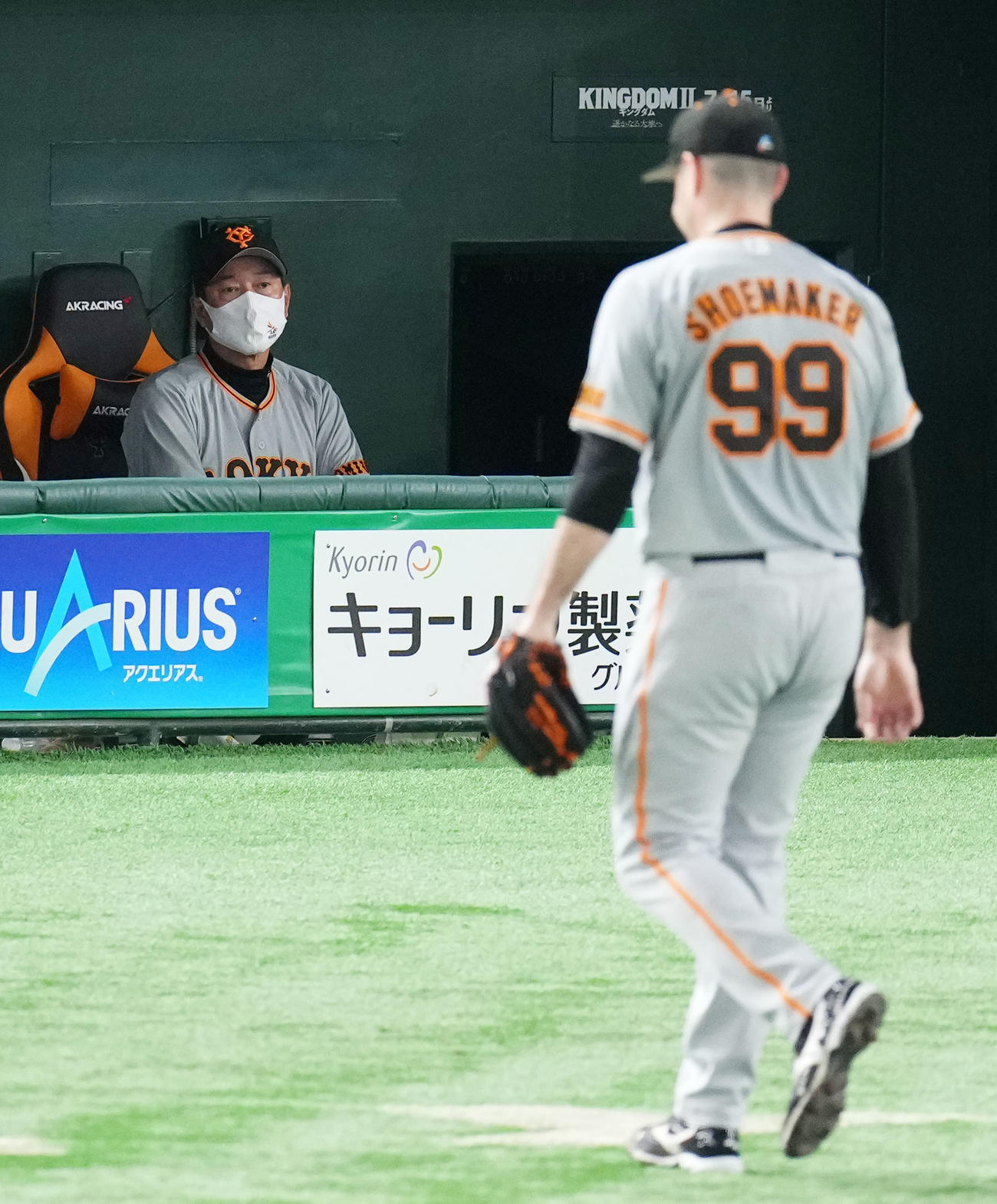 巨人対ヤクルト　3回表途中、巨人原監督（左）は投手交代を告げシューメーカーはベンチへ引き揚げる（撮影・横山健太）