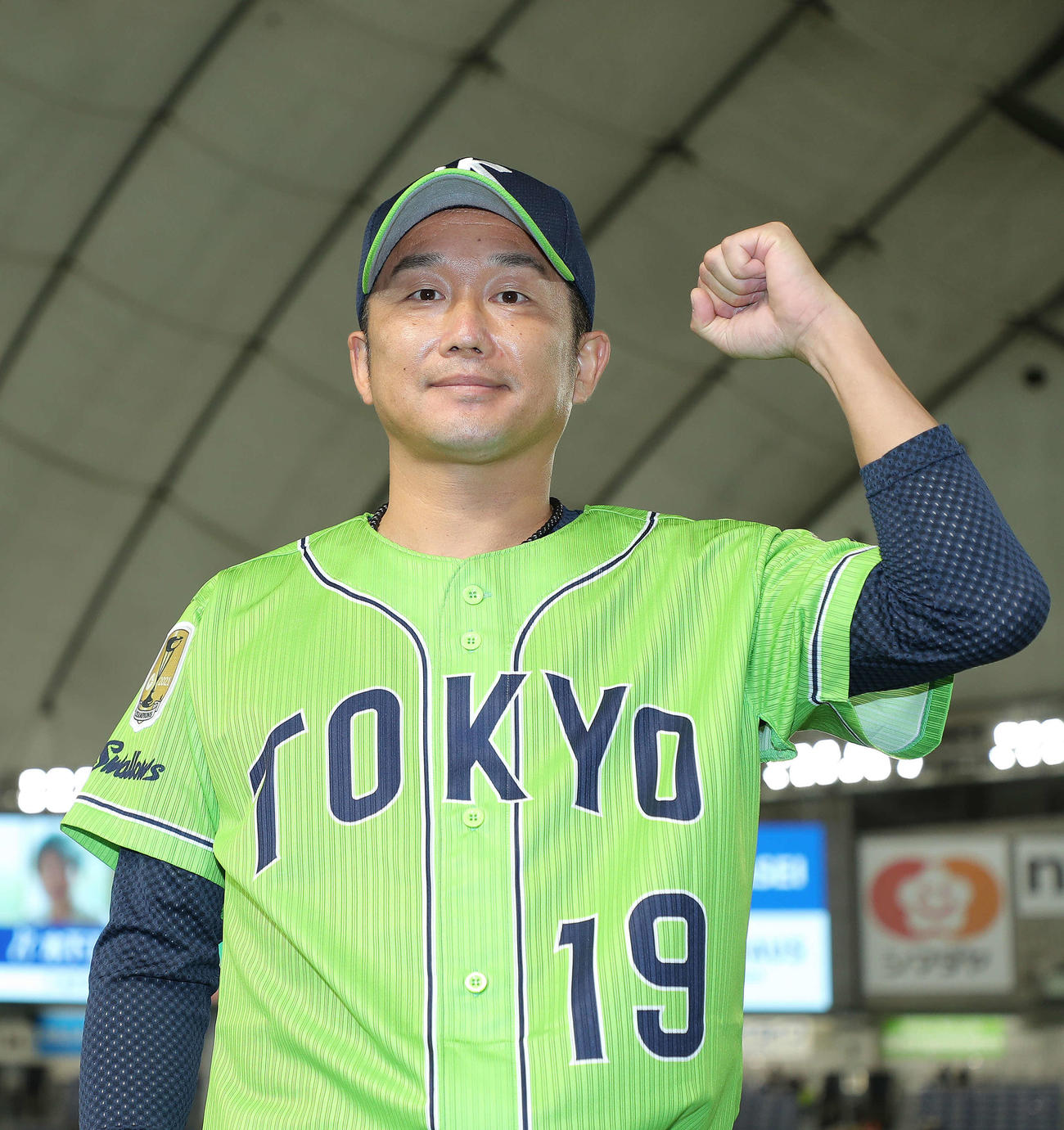 巨人対ヤクルト　巨人に勝利し、ガッツポーズで写真委納まるヤクルト石川（撮影・河田真司）