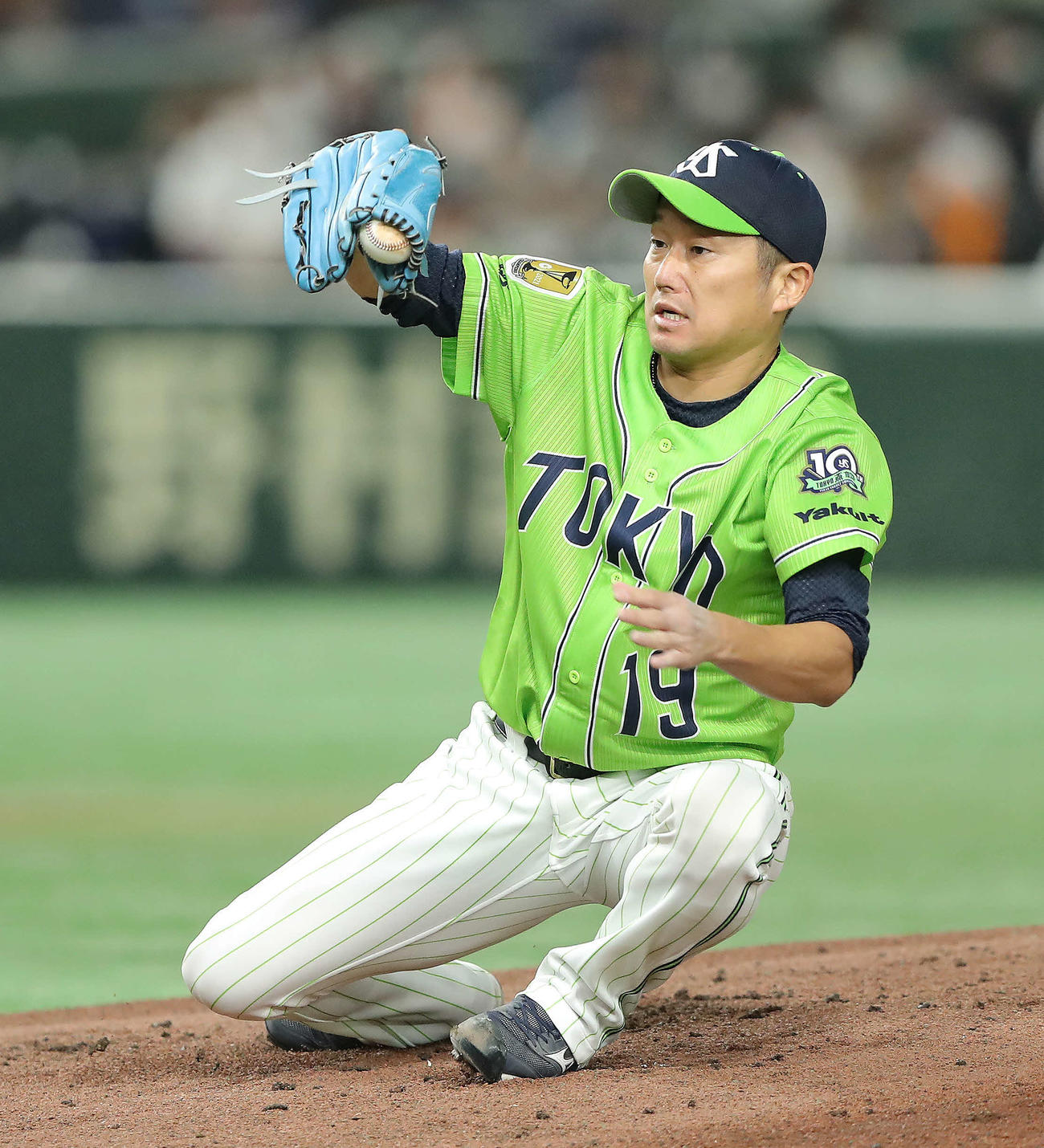 巨人対ヤクルト　1回裏巨人無死、吉川の投ゴロを好捕する石川（撮影・河田真司）