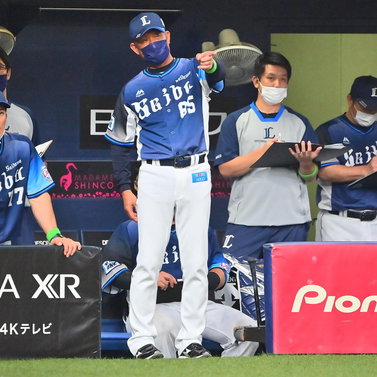 オリックス対西武　8回、選手の交代を告げる西武辻監督（撮影・和賀正仁）