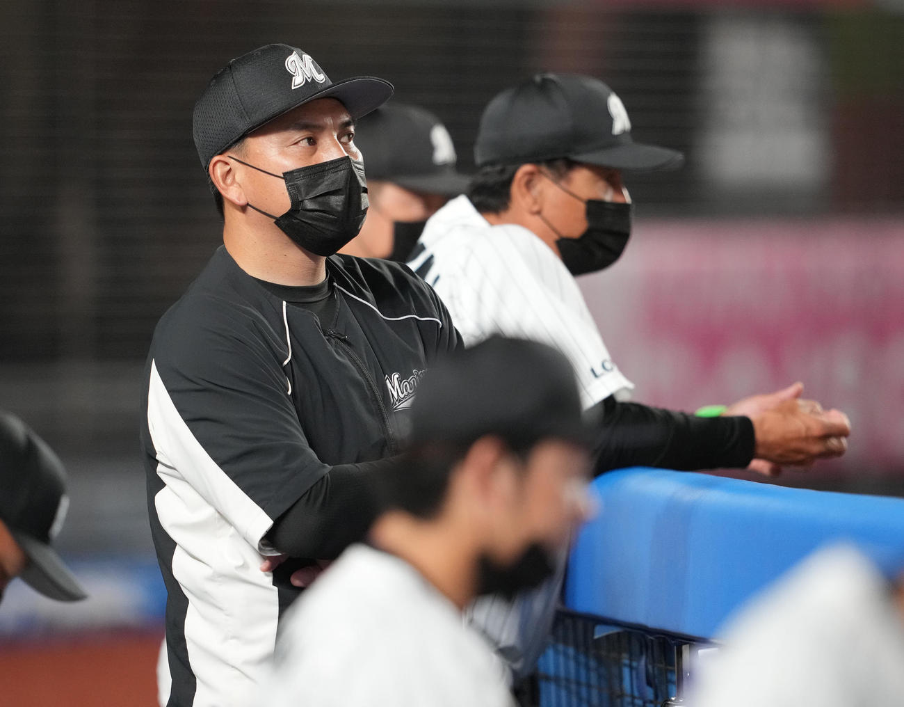 ロッテ対日本ハム　ベンチで腕を組むロッテ井口監督（撮影・鈴木みどり）