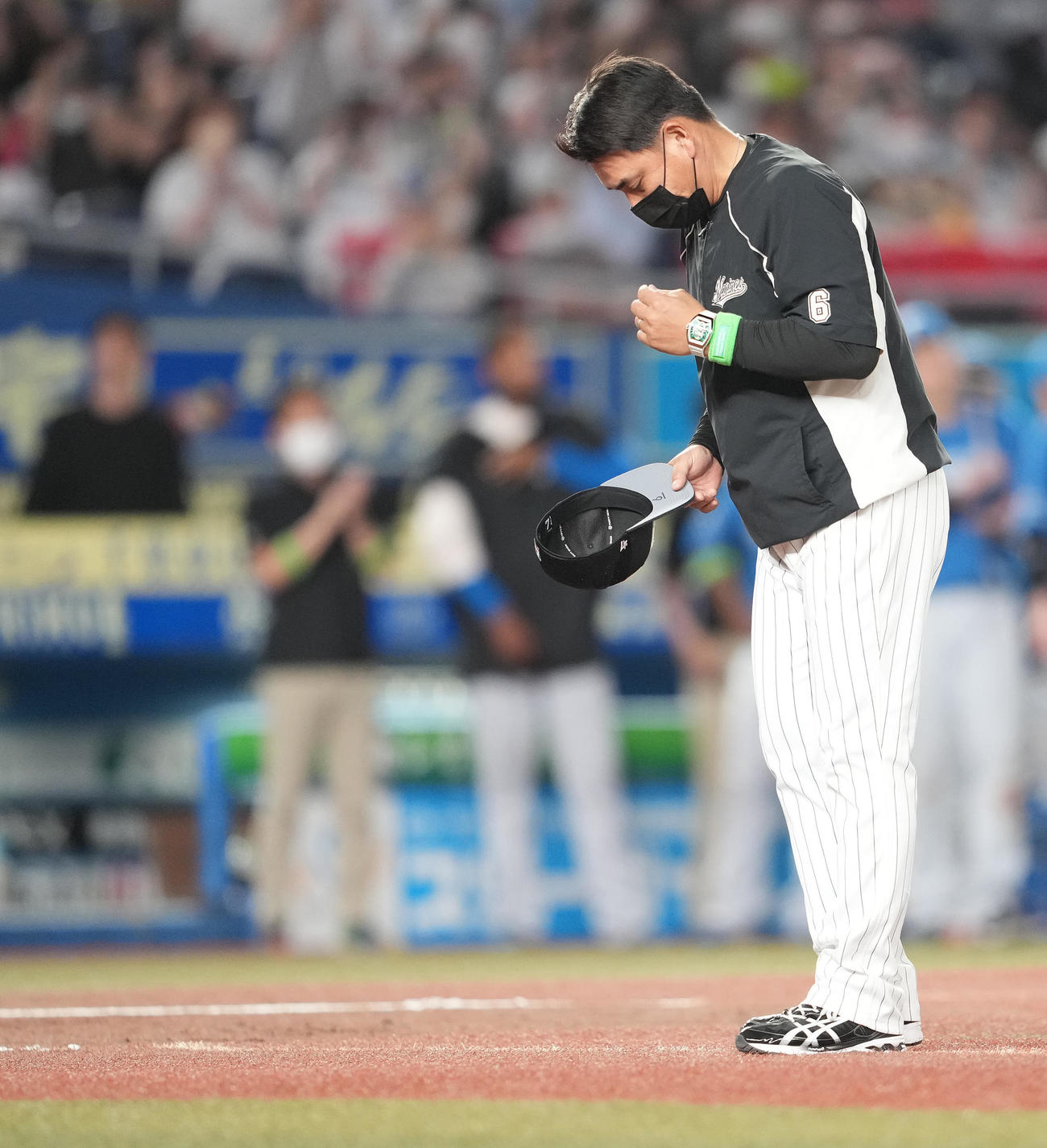 ロッテ対日本ハム　日本ハムに敗れ一礼するロッテ井口監督（撮影・鈴木みどり）