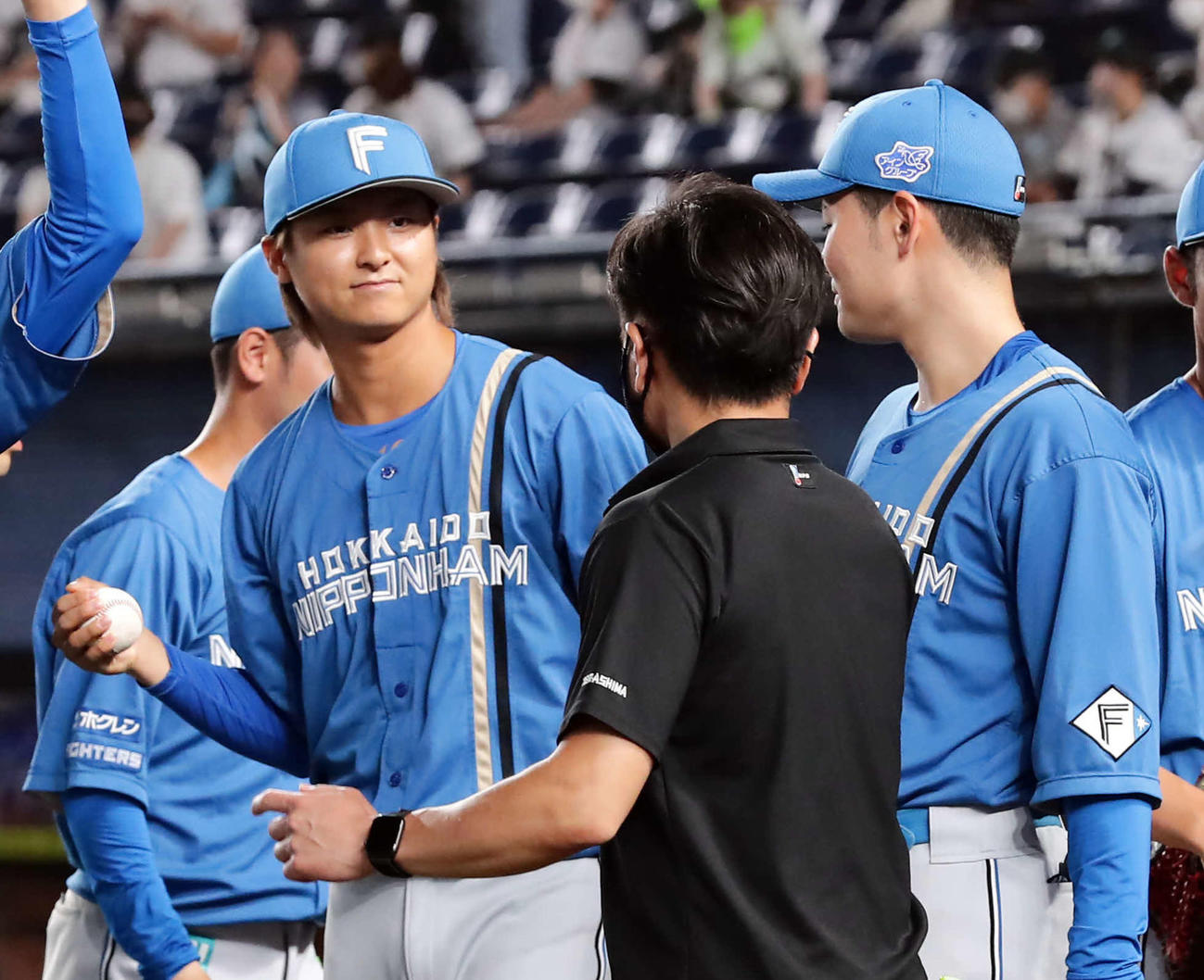 ロッテ対日本ハム　プロ初勝利の田中（左）を祝福する清宮（右）（撮影・浅見桂子）