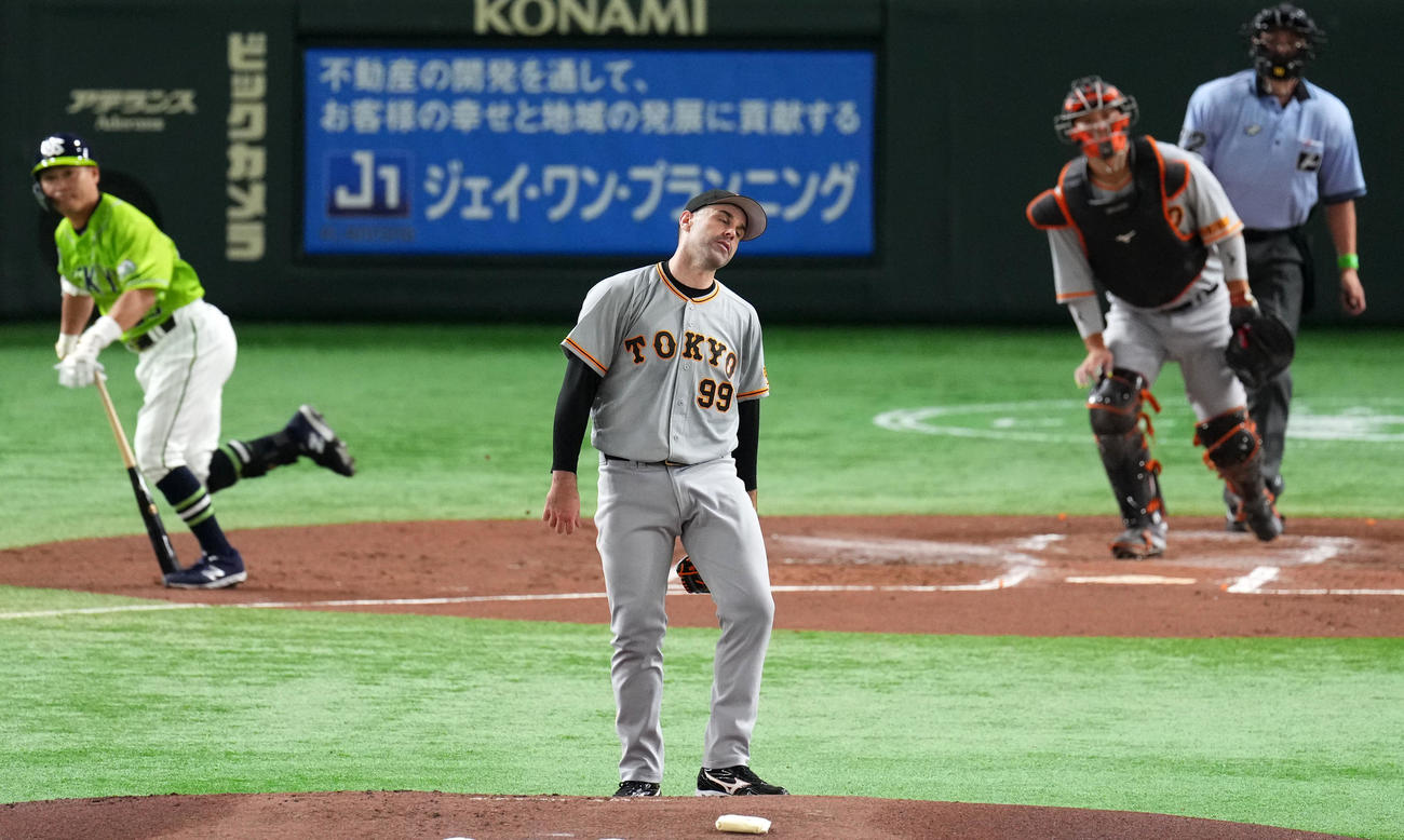 巨人対ヤクルト　1回表ヤクルト1死一、三塁、青木に中前適時打を浴び肩を落とすシューメーカー（中央）（撮影・横山健太）