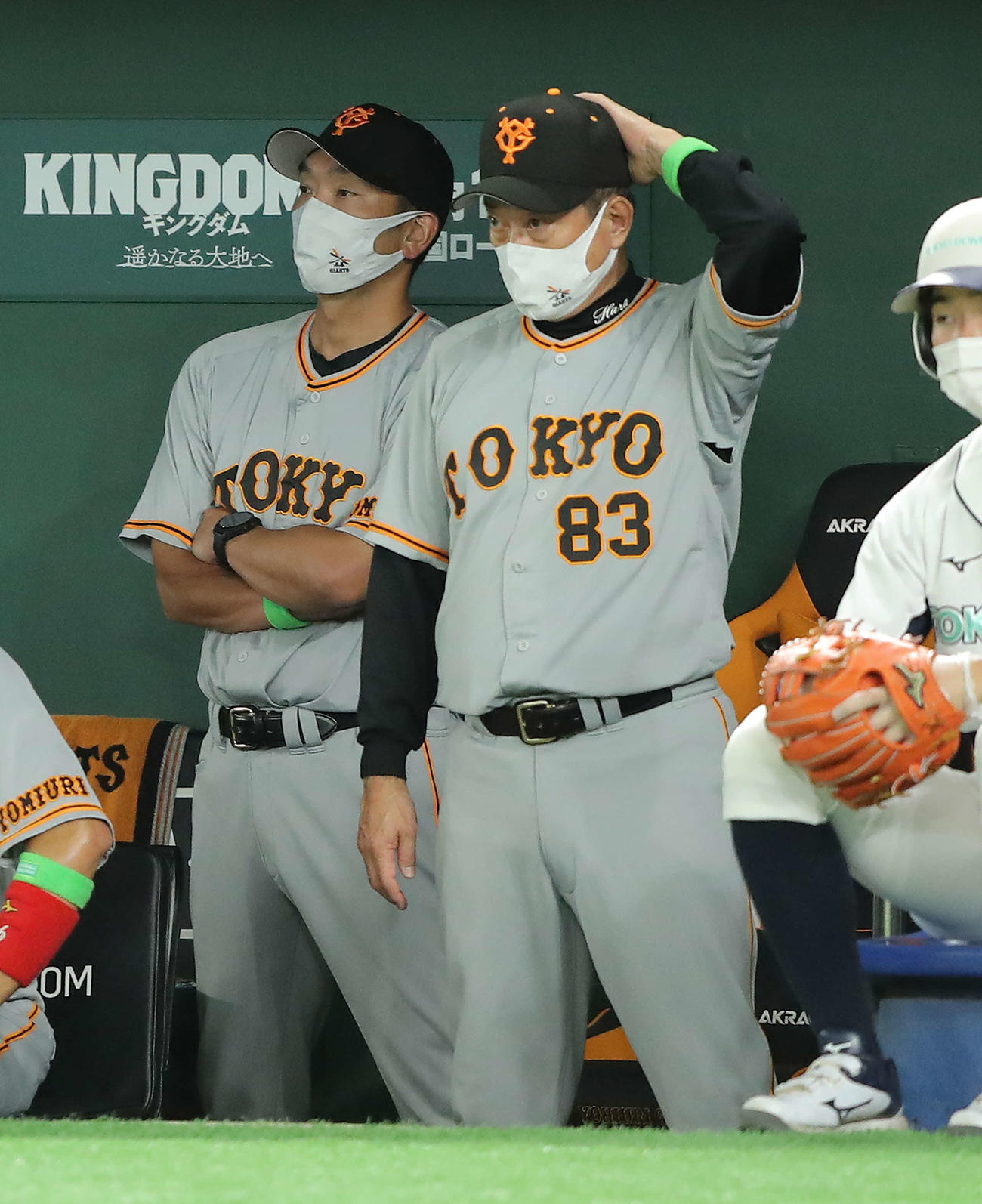 巨人対ヤクルト　9回裏、戦況を見守る阿部作戦兼ディフェンスチーフコーチ（左）と原監督（撮影・河田真司）
