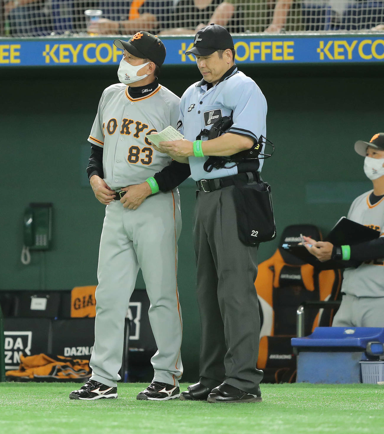 巨人対ヤクルト　7回表ヤクルト無死二塁、選手交代を告げる原監督（撮影・河田真司）