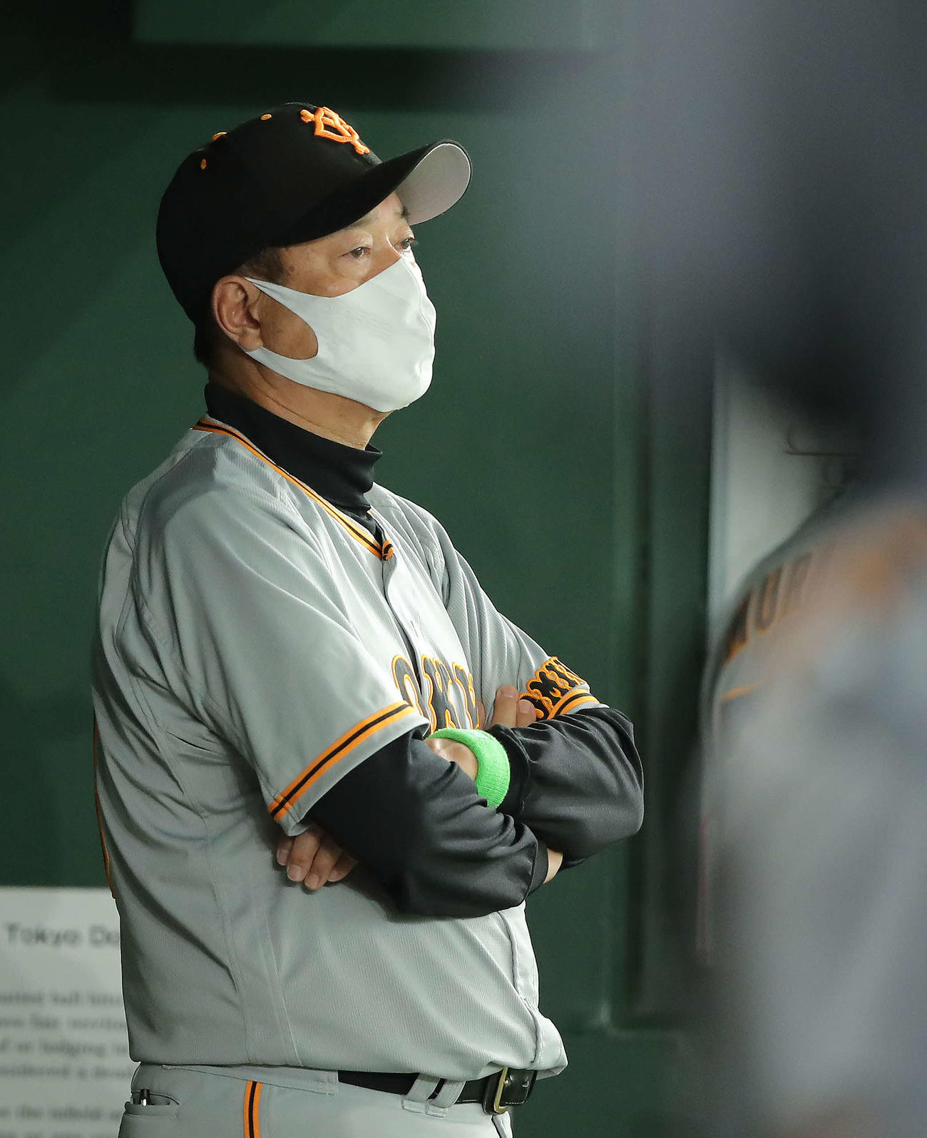 巨人対ヤクルト　6回表を終え、ベンチで浮かない表情を見せる原監督（撮影・河田真司）