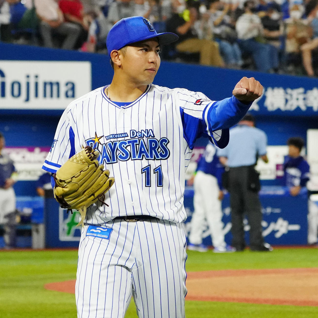DeNA対中日　8回表終了後、ガッツポーズでベンチに引き揚げるDeNA先発の東（撮影・江口和貴）