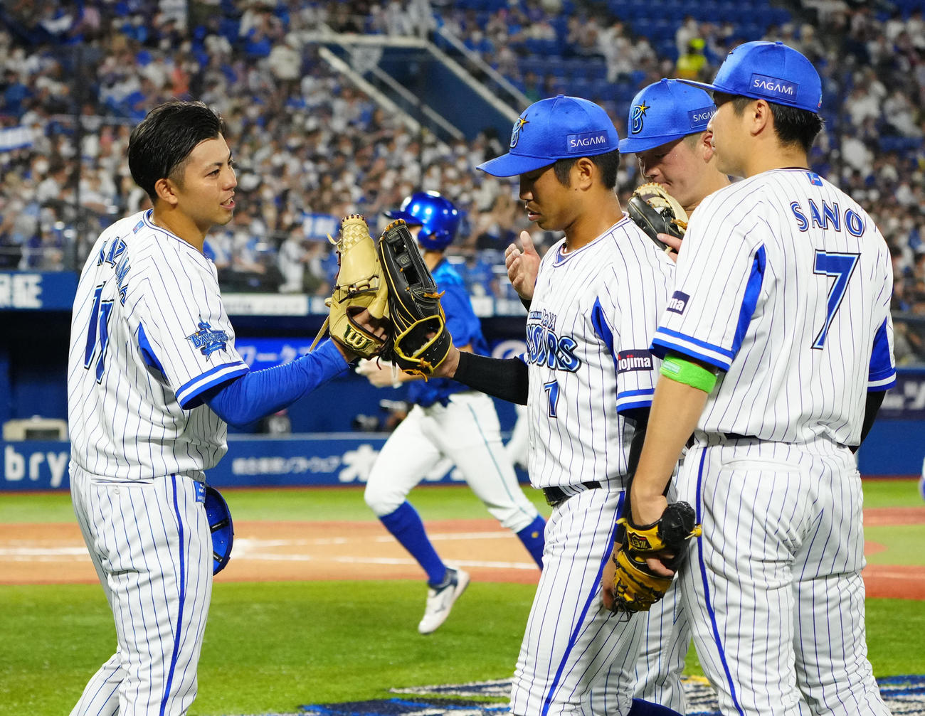 DeNA対中日　8回表終了後、DeNA中堅手桑原（左から2人目）とタッチを交わす先発の東（左端）（撮影・江口和貴）