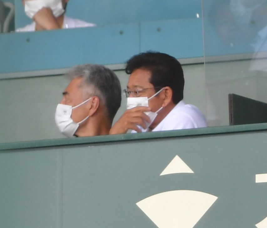 阪神対広島　試合を観戦する侍ジャパン栗山監督（右）（撮影・清水貴仁）