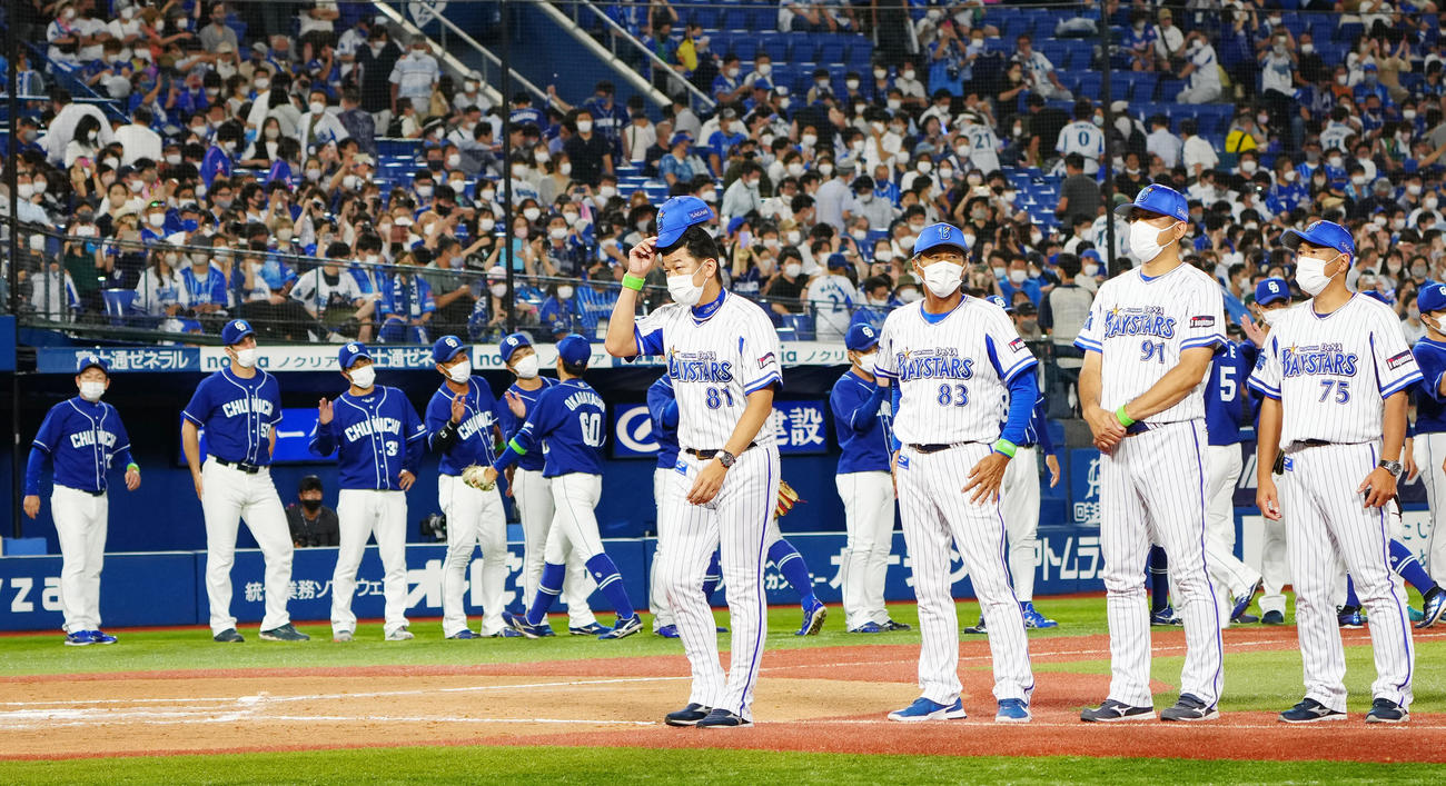 DeNA対中日　12回引き分けとなり、あいさつするDeNA三浦監督（手前左端）（撮影・江口和貴）