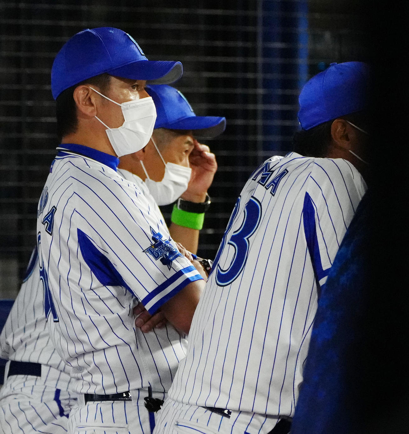 DeNA対中日　10回裏、ベンチから戦況を見つめるDeNA三浦監督。後方は石井野手総合コーチ（撮影・江口和貴）