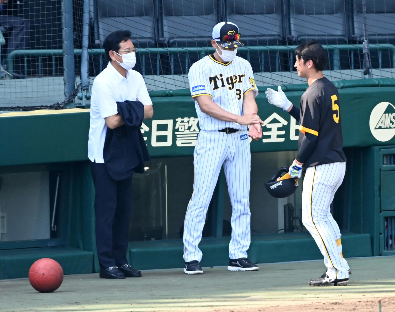 阪神対広島　侍ジャパン栗山監督（左）にあいさつする阪神近本。中央は矢野監督（撮影・前岡正明）