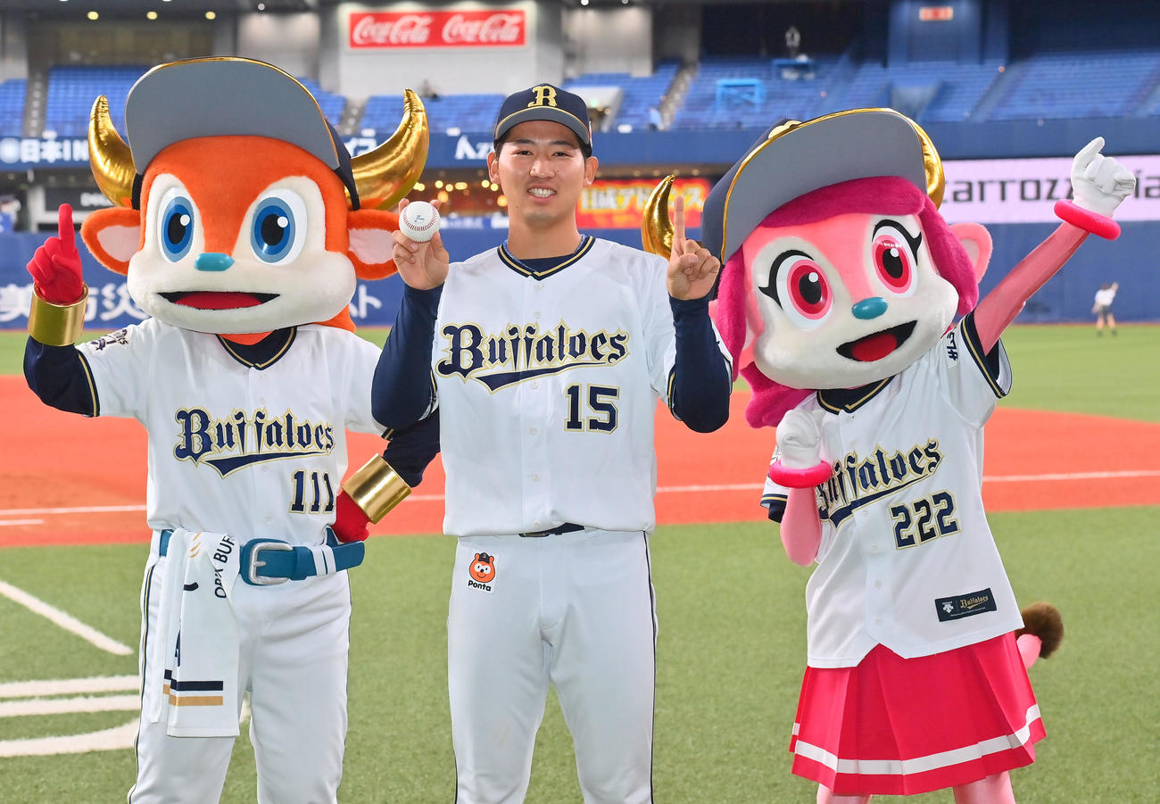 オリックス対西武　プロ初勝利を挙げポーズを決めるオリックス椋木（撮影・和賀正仁）