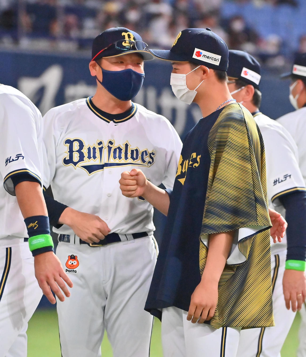 オリックス対西武　プロ初登板初勝利を飾り中嶋監督（左）から祝福される椋木（撮影・和賀正仁）