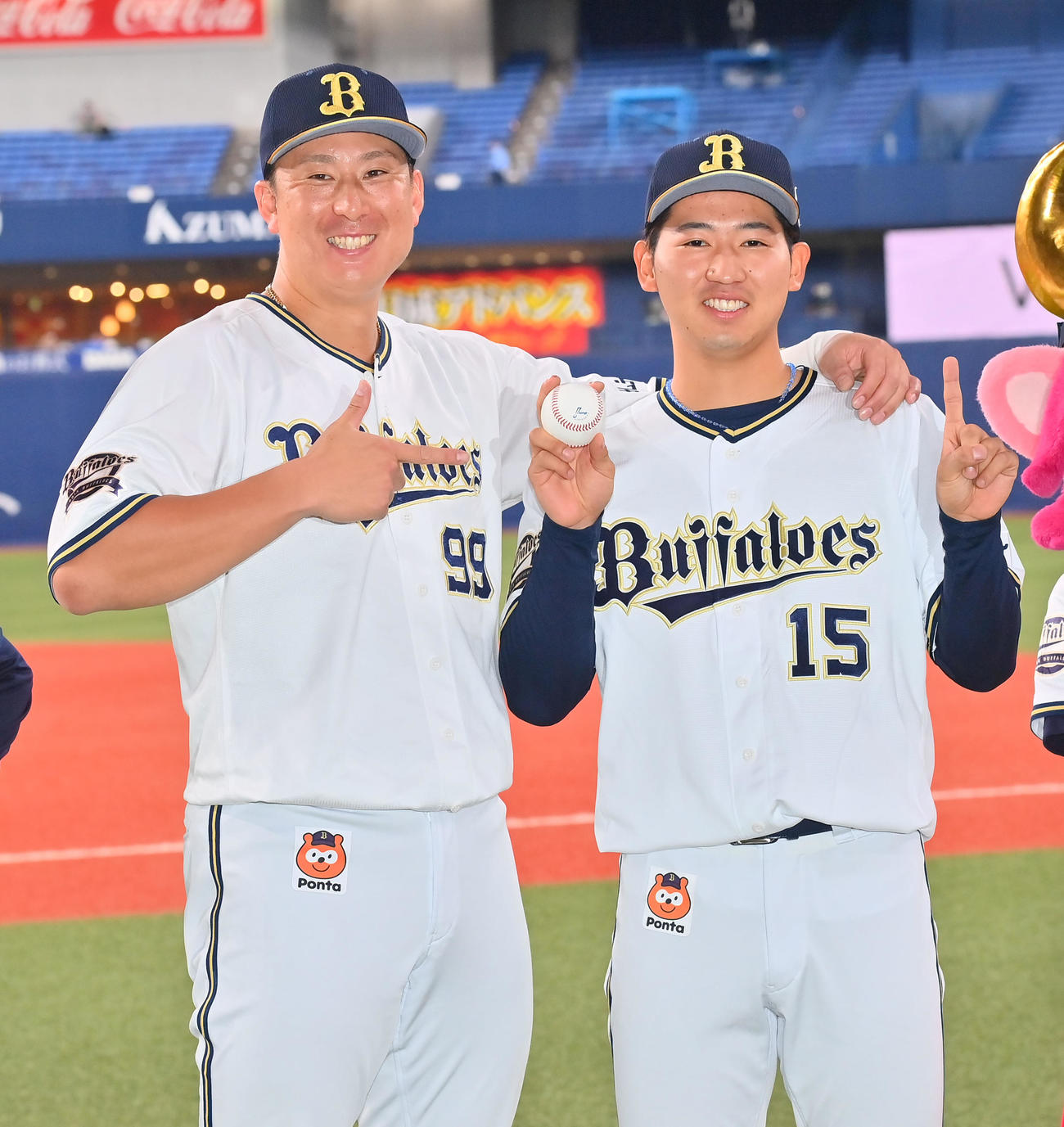 オリックス対西武　プロ初勝利を挙げ、杉本（左）から祝福されるオリックス椋木（撮影・和賀正仁）
