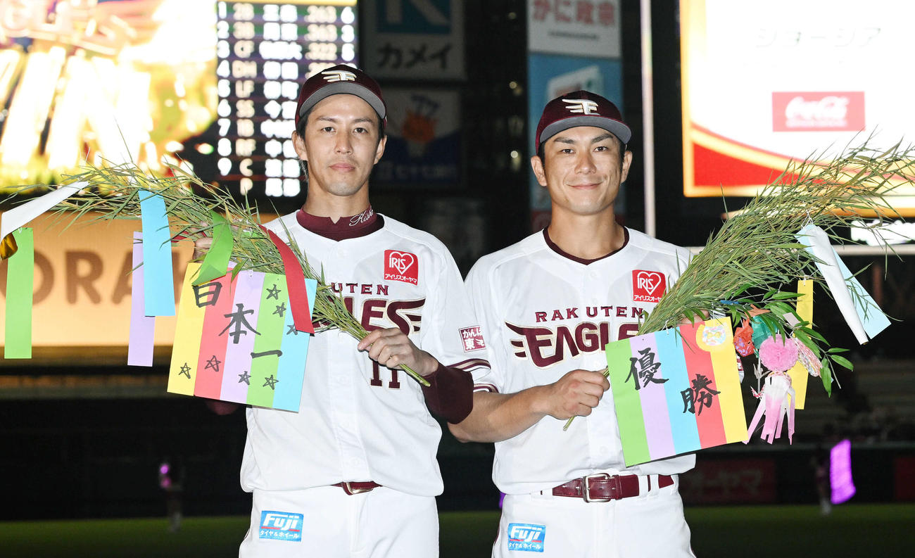 楽天対ソフトバンク　ヒーローインタビューを終え七夕飾りを手にする楽天岸（左）と岡島（撮影・滝沢徹郎）