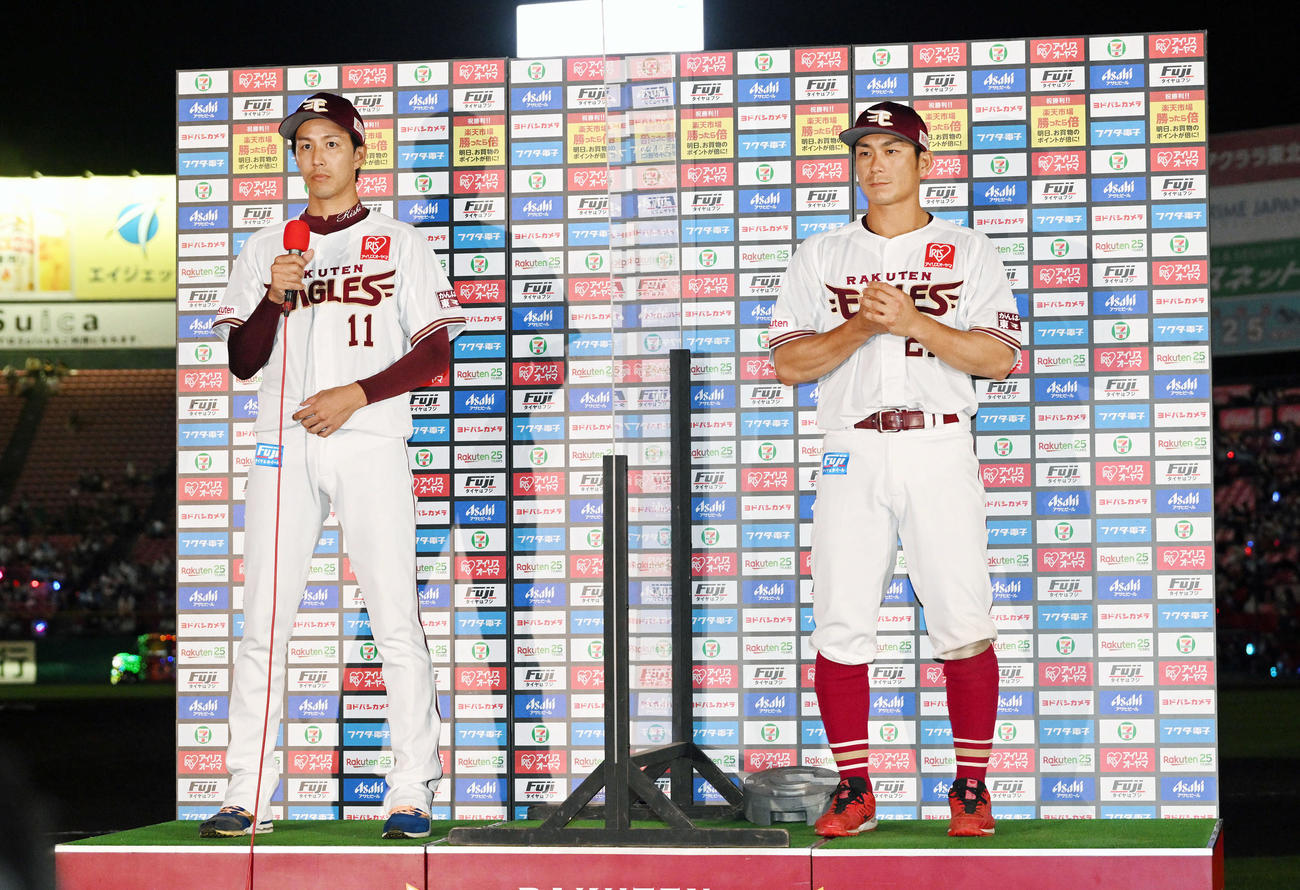 楽天対ソフトバンク　ヒーローインタビューを受ける楽天岸（左）と岡島（撮影・滝沢徹郎）