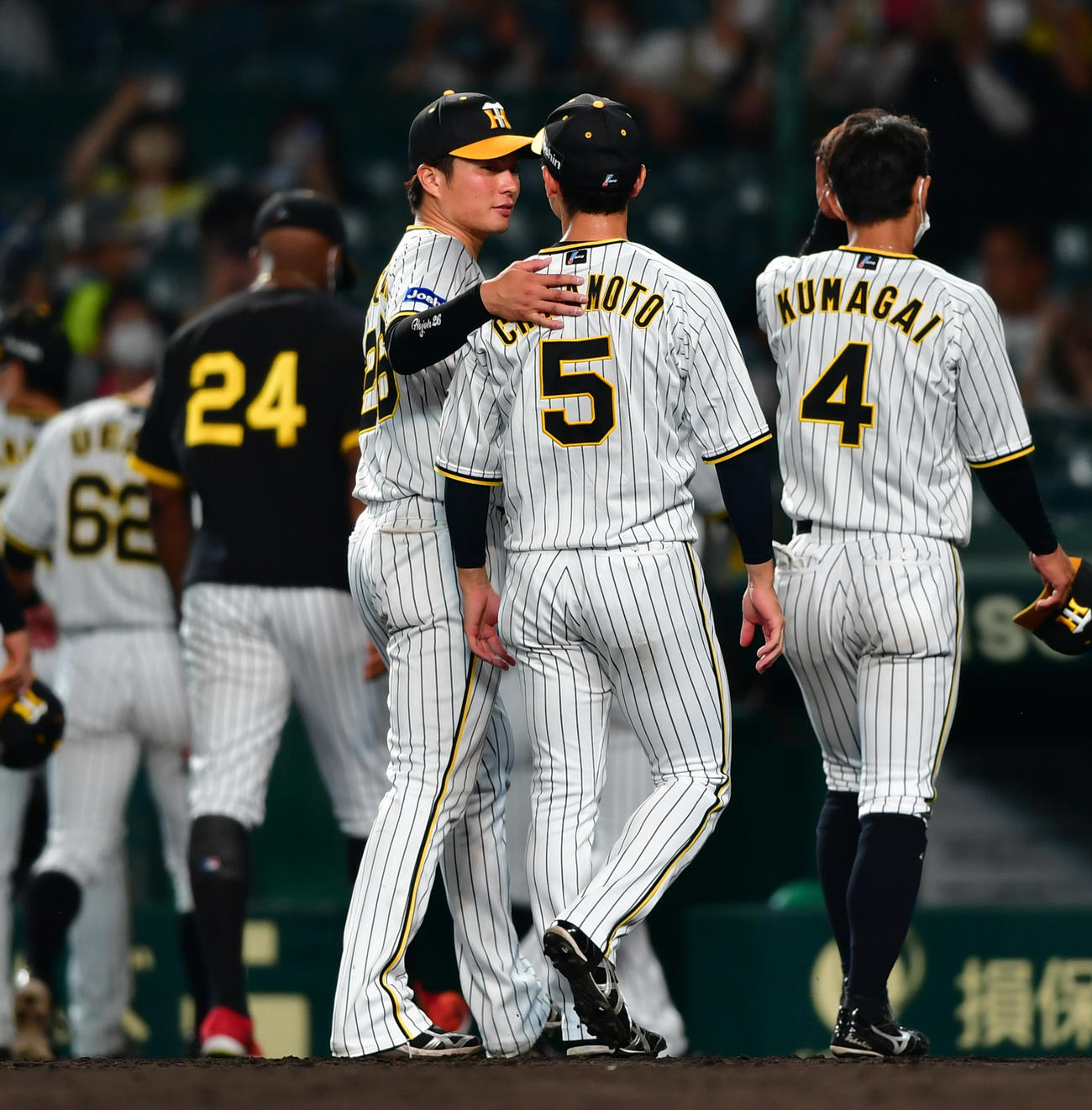 阪神対広島　連続試合安打が止まった近本（中央）に北條から声をかけられる（撮影・清水貴仁）