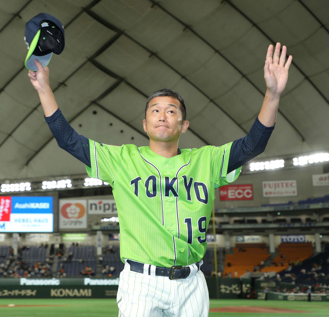 巨人に勝利し、観客の拍手に応えながら引き揚げるヤクルト石川（撮影・河田真司）