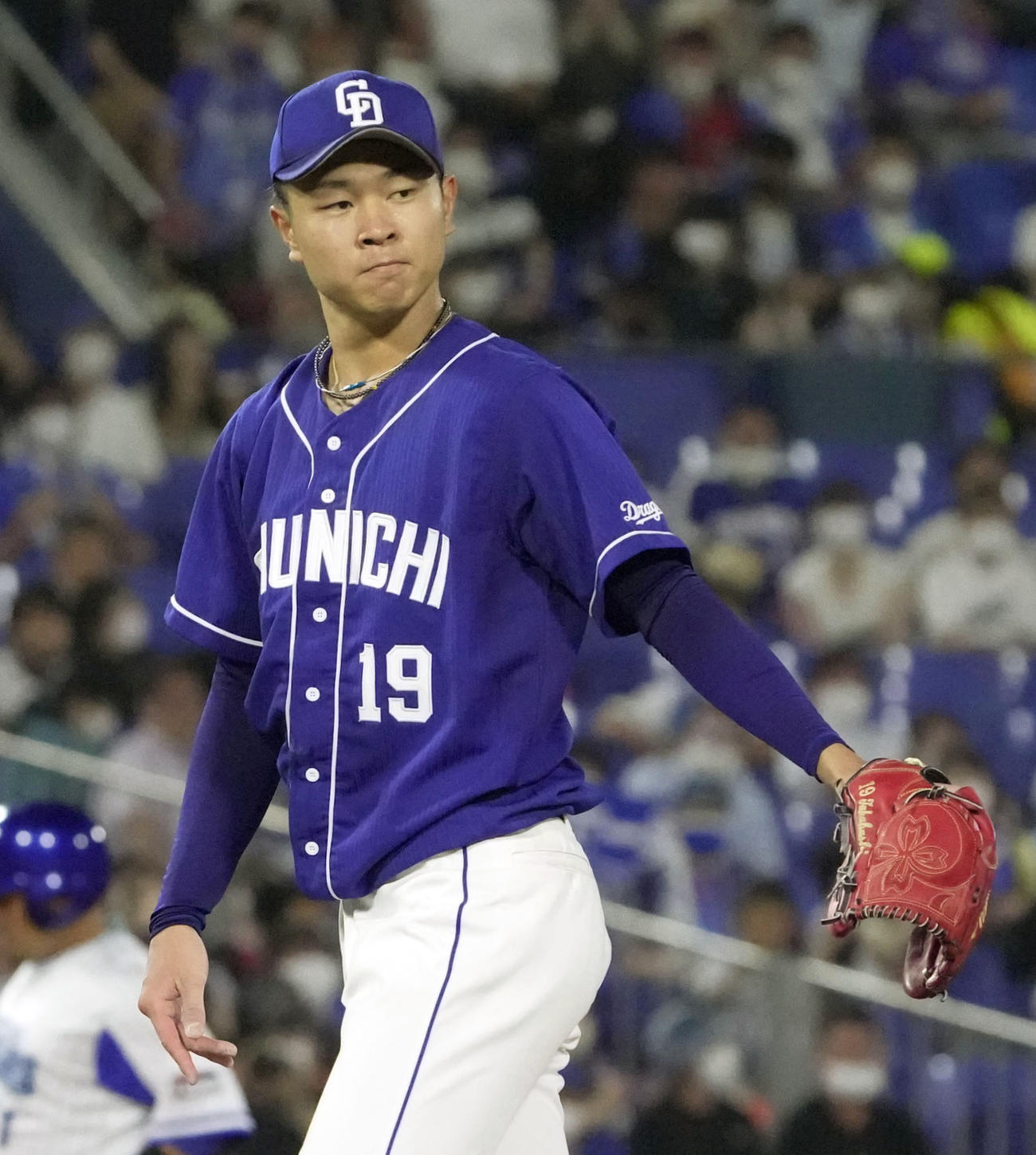 5回、2死一、二塁のピンチでDeNA・東を投ゴロに打ち取った中日・高橋宏（共同）
