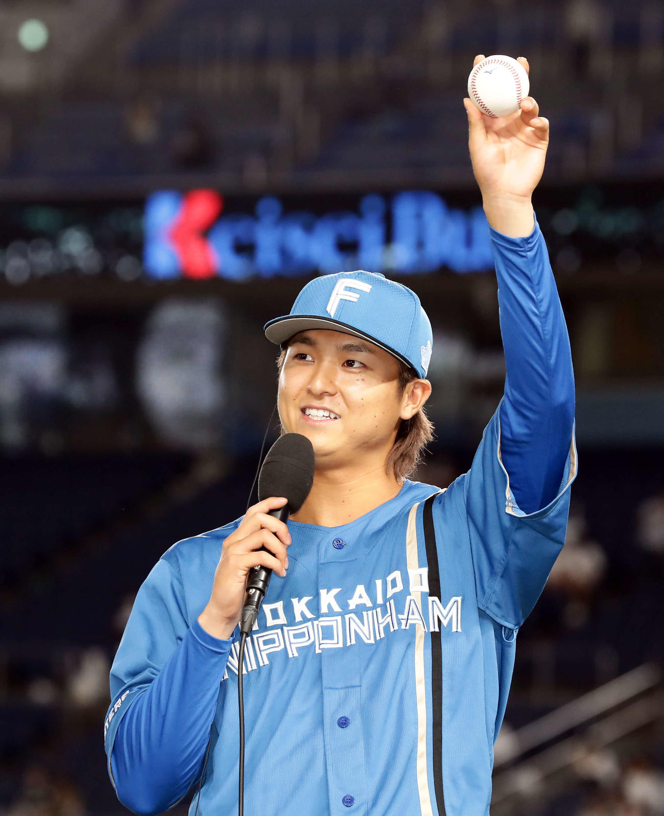 ロッテ対日本ハム　プロ初勝利の日本ハム田中はインタビューでスタンドに向かってボールを掲げる（撮影・浅見桂子）