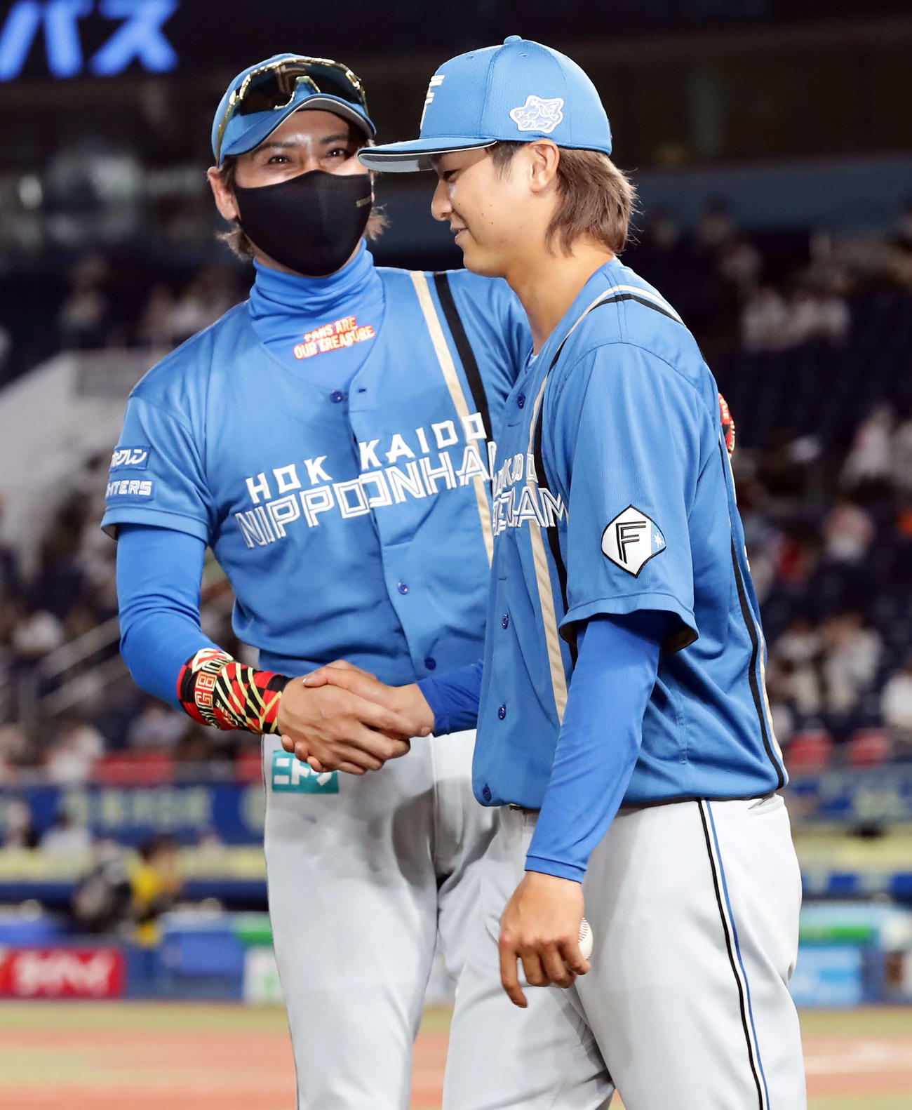 ロッテ対日本ハム　プロ初勝利の日本ハム田中（手前）を笑顔の握手で迎える新庄監督（撮影・浅見桂子）