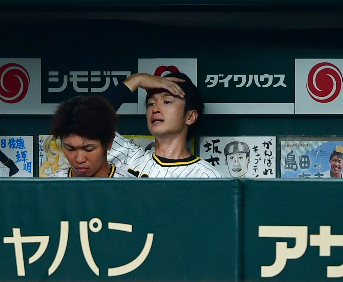 阪神対広島　試合に敗れベンチで汗をぬぐう阪神近本（右）（撮影・清水貴仁）